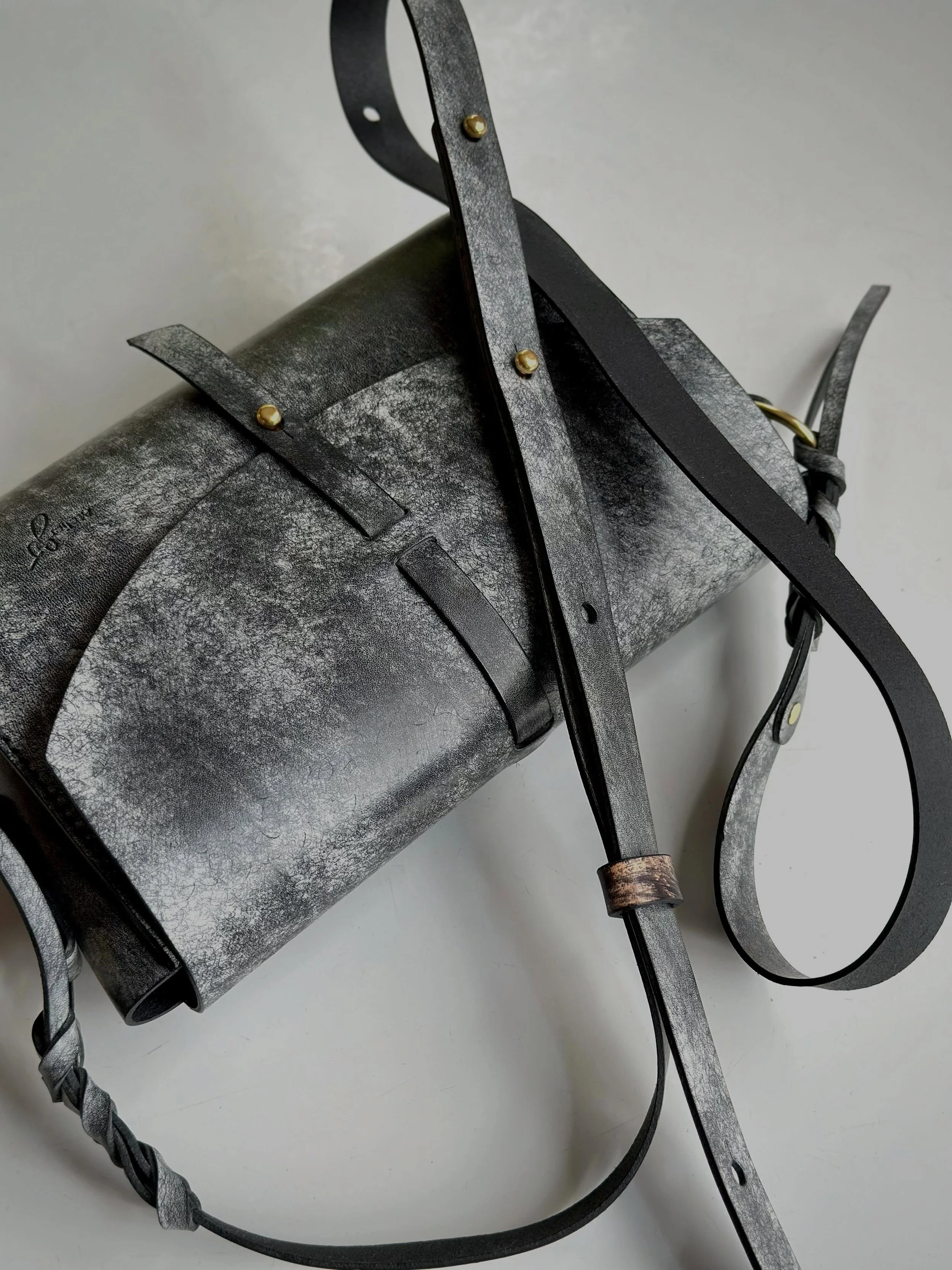 Another gorgeous Barrel Bag, this one in white waxed black that I&rsquo;ve buffed a little.  Leather is Margot Fog by Virgilio tannery that has a distressed character and burnishes like a dream. ✨

Saddle-stitched with dark grey thread. 🪡 

I&rsquo;