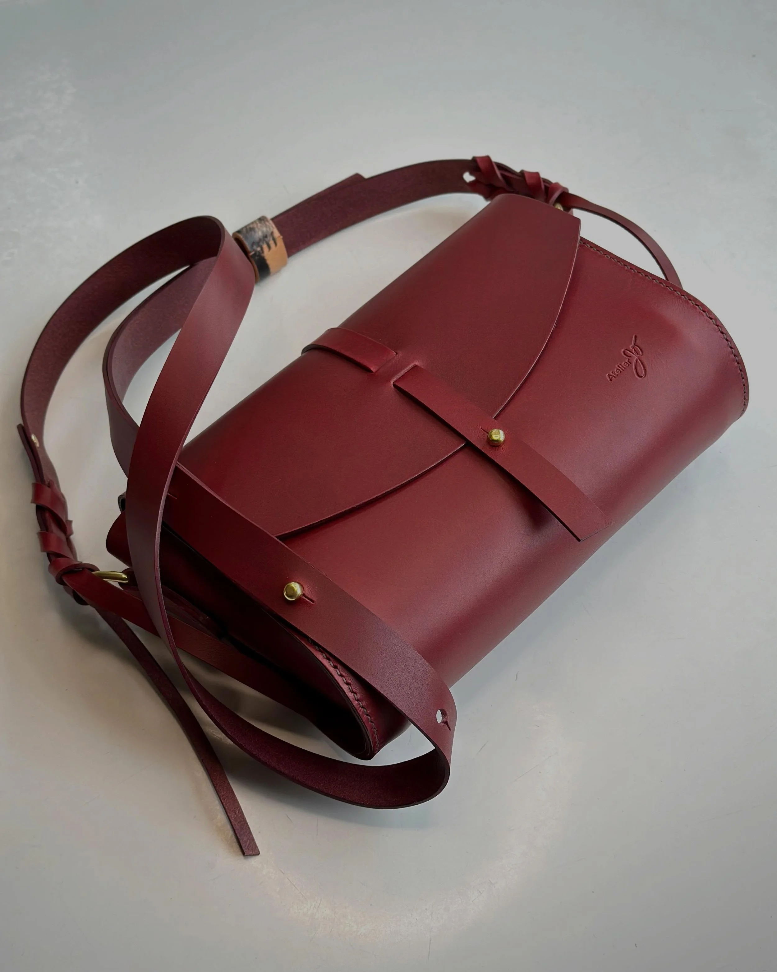 I&rsquo;m completely head over heals in love with this color. 😍
A stunning Barrel Bag in Crimson Red Pecos leather by @concerialabretagna, handstitched in grey thread. 
All the bags edges are stained with burgundy dye and the flesh side is finished 