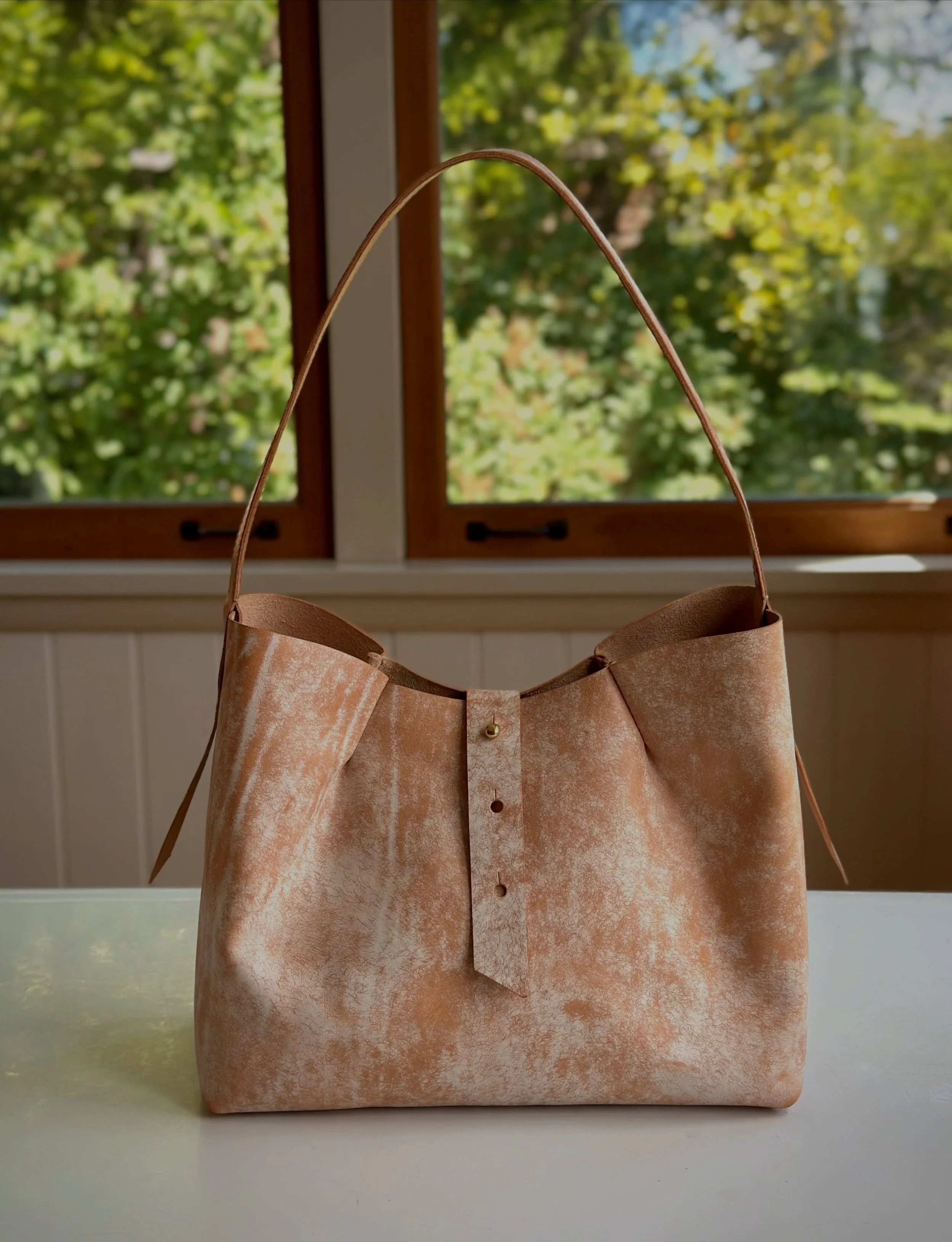 The pleats, the curves, the softer structure and the amazing leather&hellip;.love this one. 😍
Beautiful white waxed Margot Fog in Natural adds so much character.  The wax will buff off over time while the natural vegetable-tanned leather will turn a