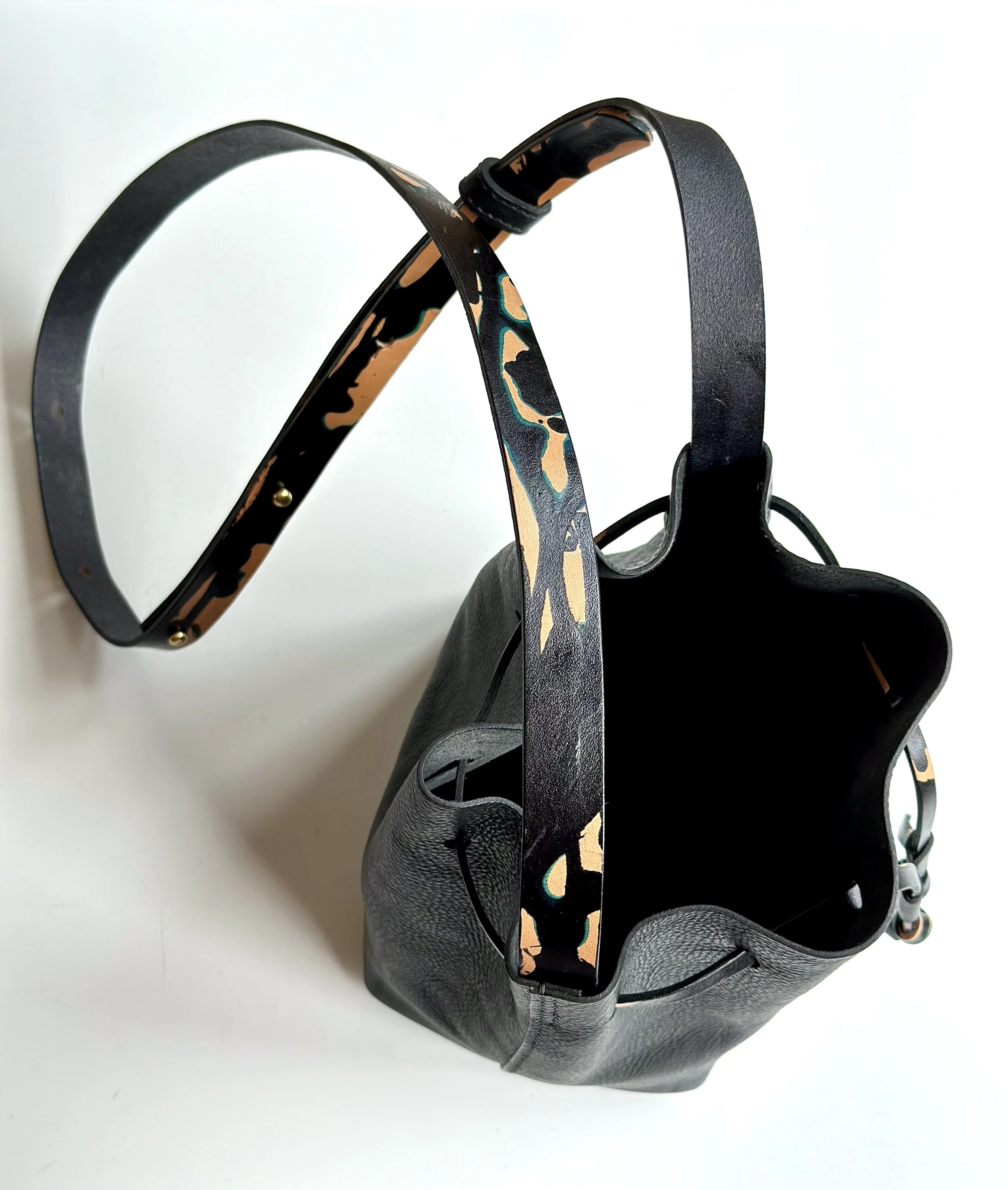 blackbucketstrapoverviewbagopen.jpg