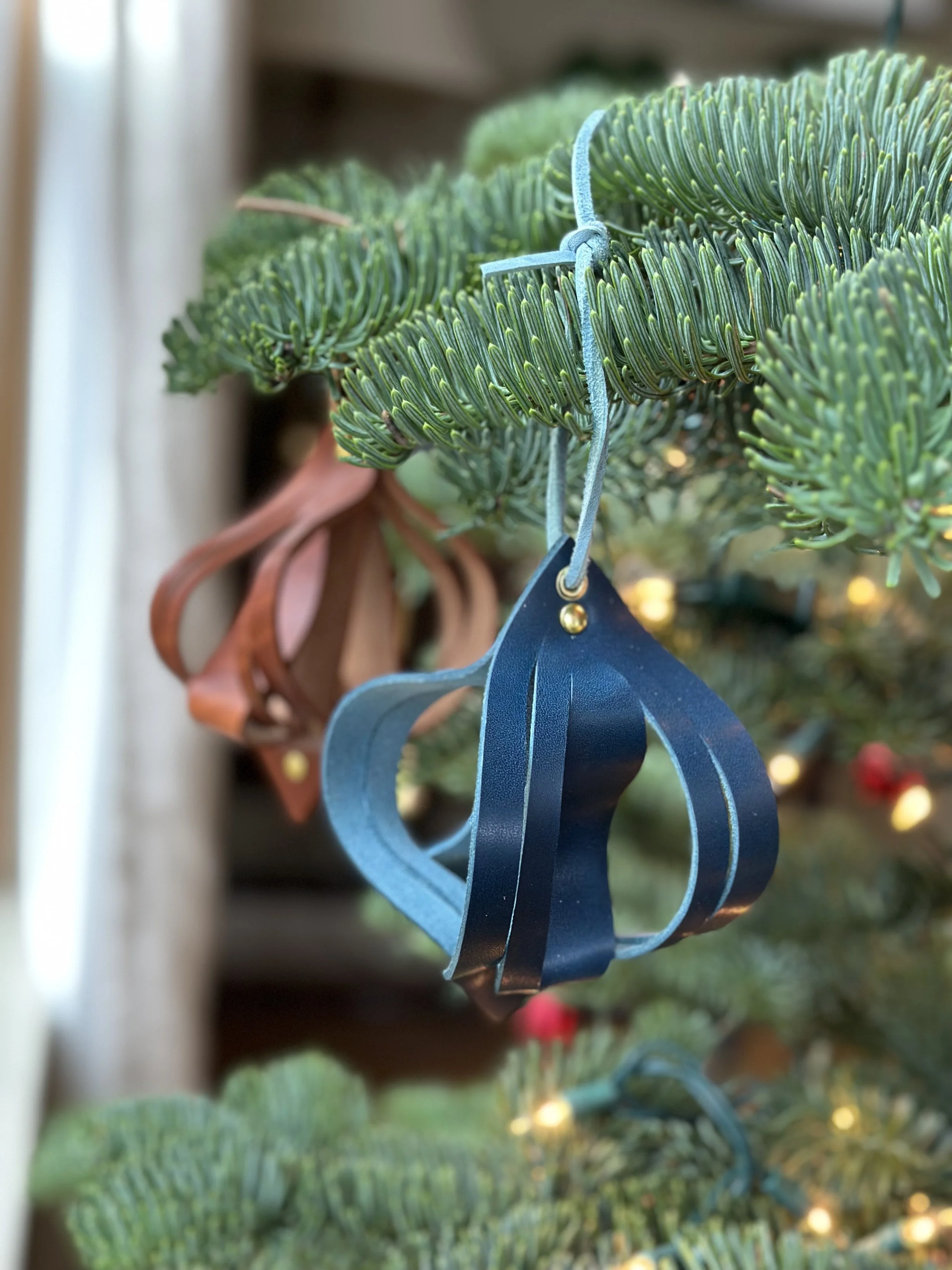 blueornament.jpg