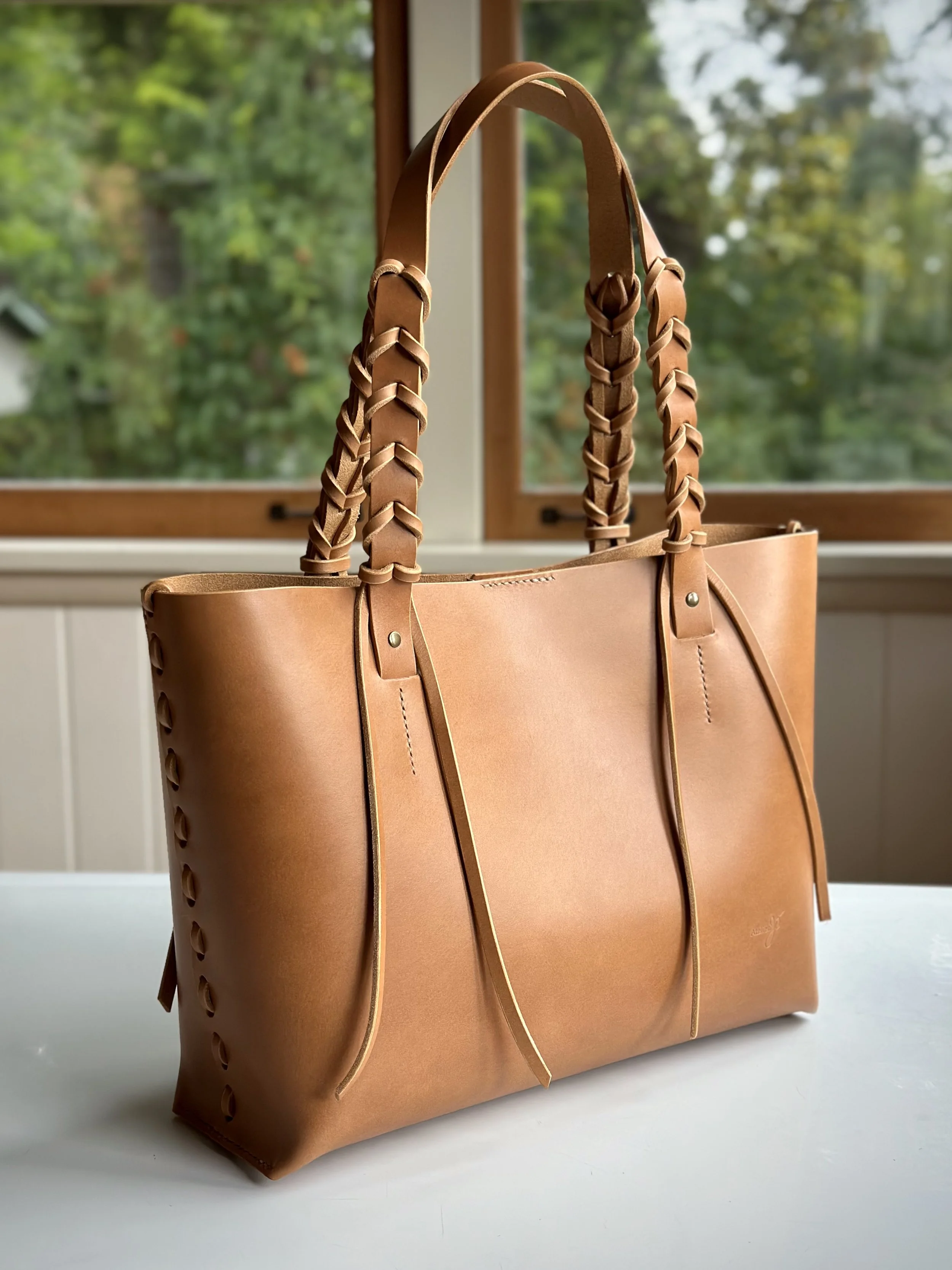 braidedhandletotecamelsideangledup.jpg
