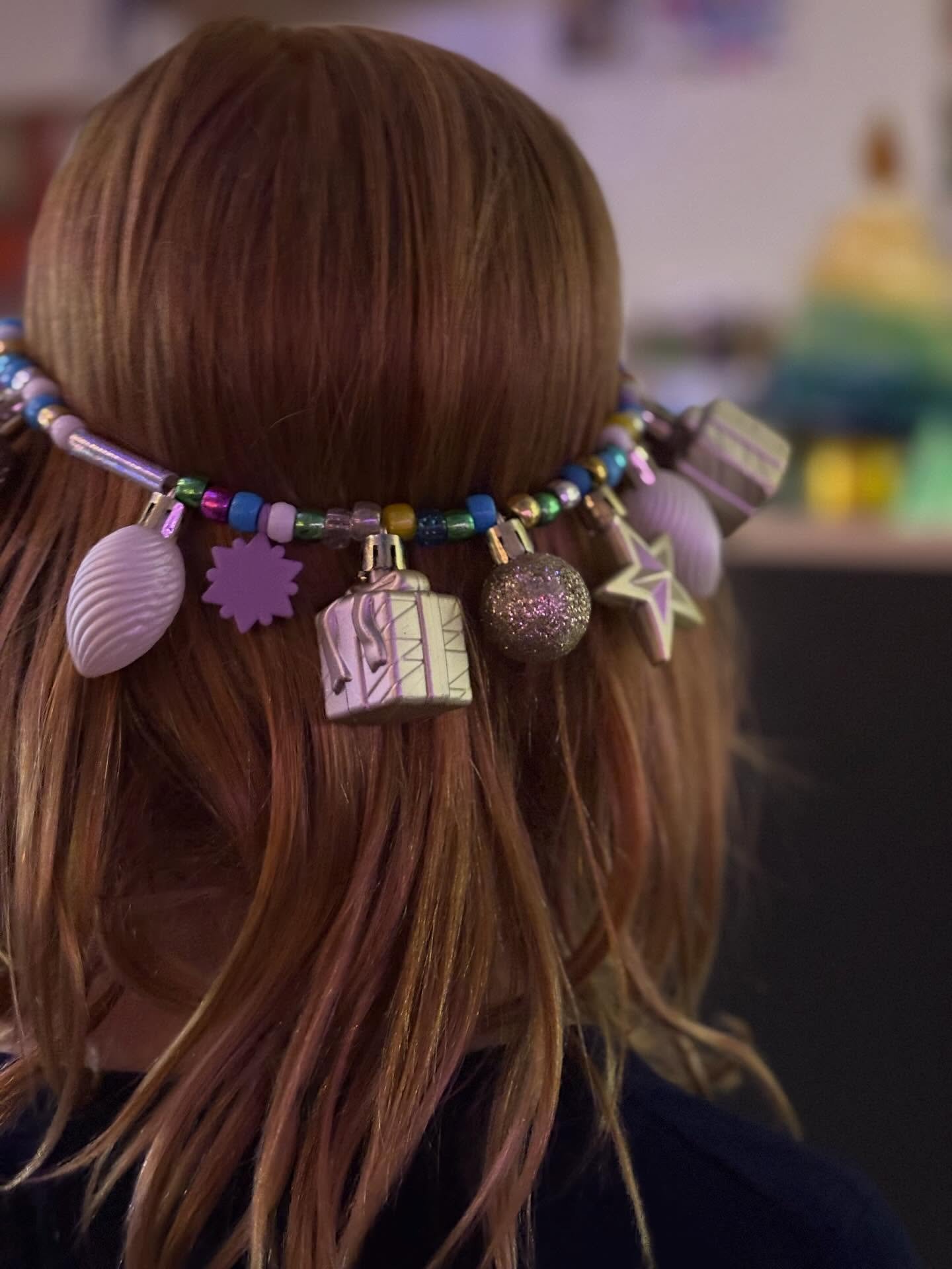 A few photos of sparkly festive fun at camp this week 💚🩵💙❤️💜 we loved talking traditions, presents and fun crafts. Merry Christmas and Happy Holidays from all of us at Fruit Loops! ✨⭐️✨🌟