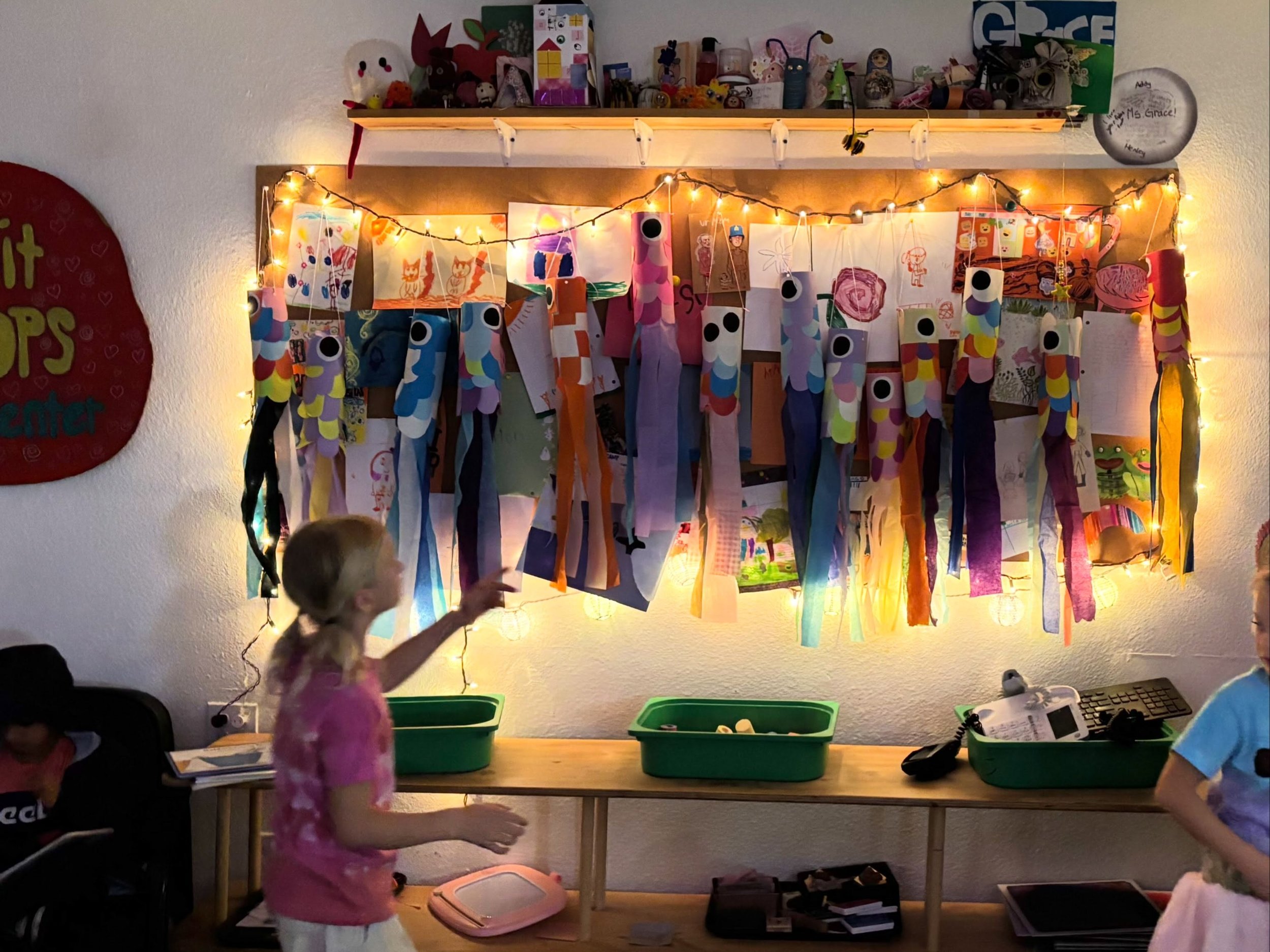 Our special project this week was fish kites! A huge shoutout to the person who donated a box of origami paper which was perfect for this project. A mini shout out to @walgreens in HR for the old paper they donated to us and @gorgeartsined @shelleyto