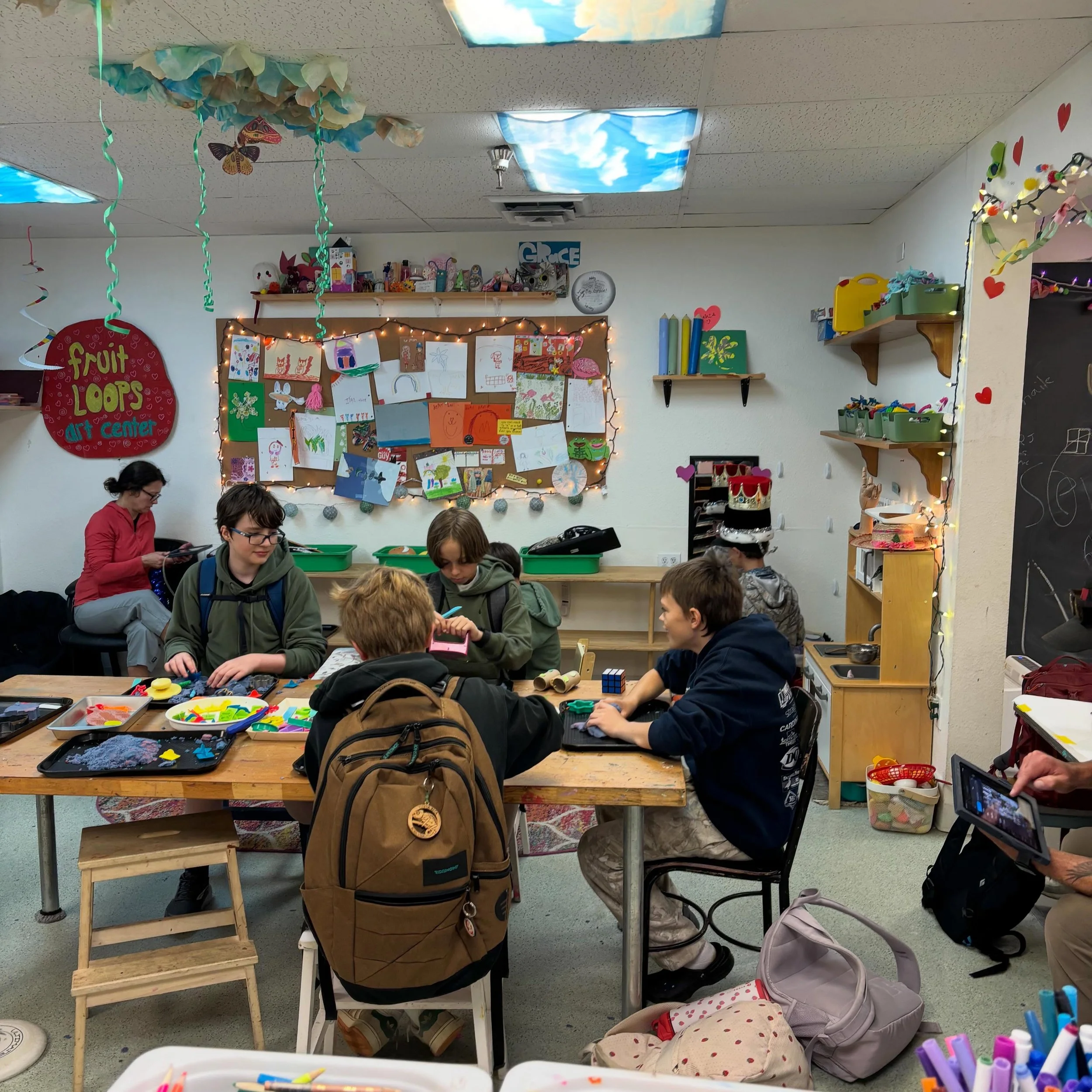 Watching middle schoolers play with kinetic sand, try on costumes, and make silly things is so fun. This was our second time hosting the @hood_river_middle_school 6th graders and I hope we can continue the tradition for ever. Hope you all have a grea