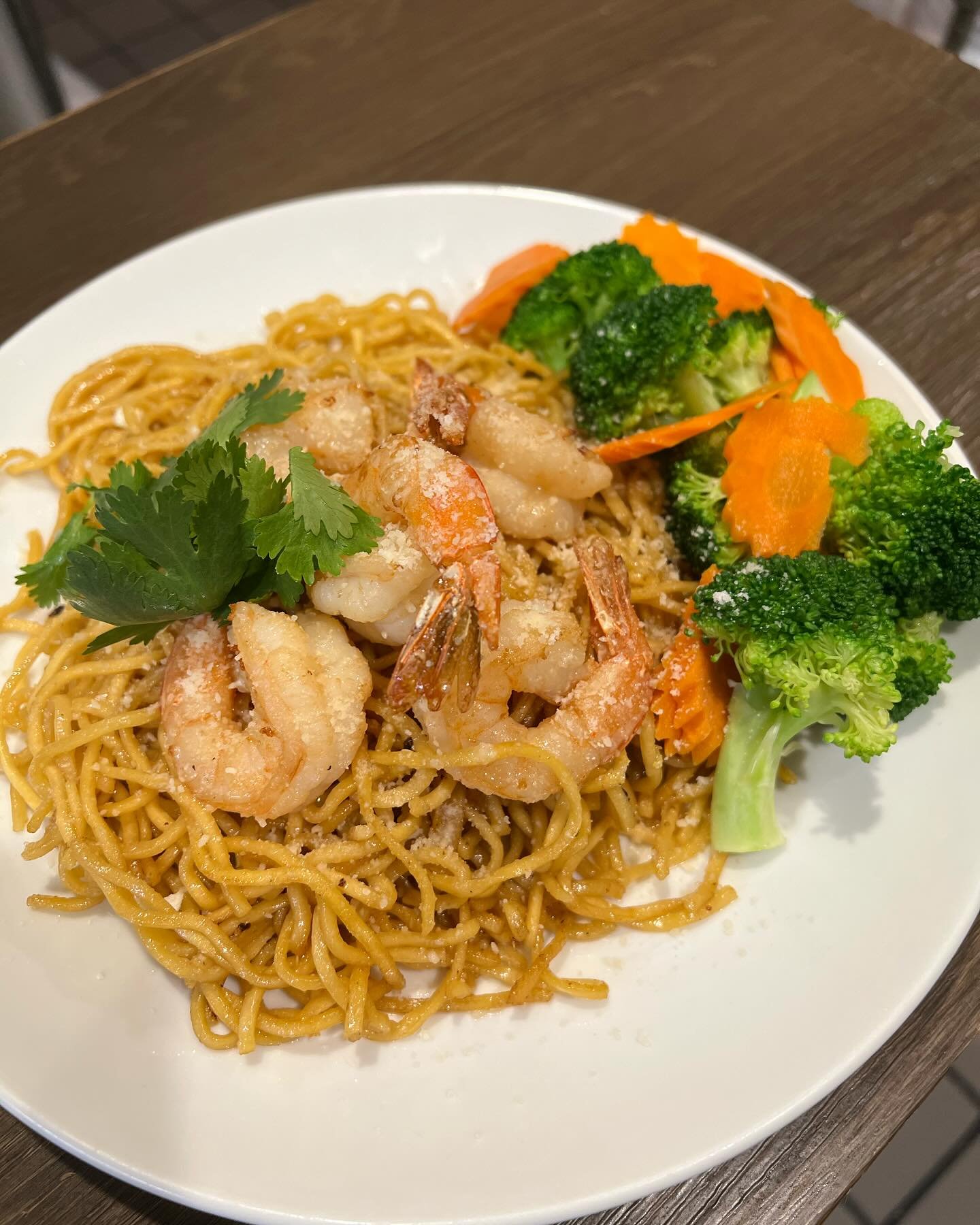 Just a little bit of garlic, a lot of love, and a whole lot of shrimp 🧄💙
&bull;
&bull;
&bull;
#garlicnoodles #thaifood #thairestaurant #redgingersushithai