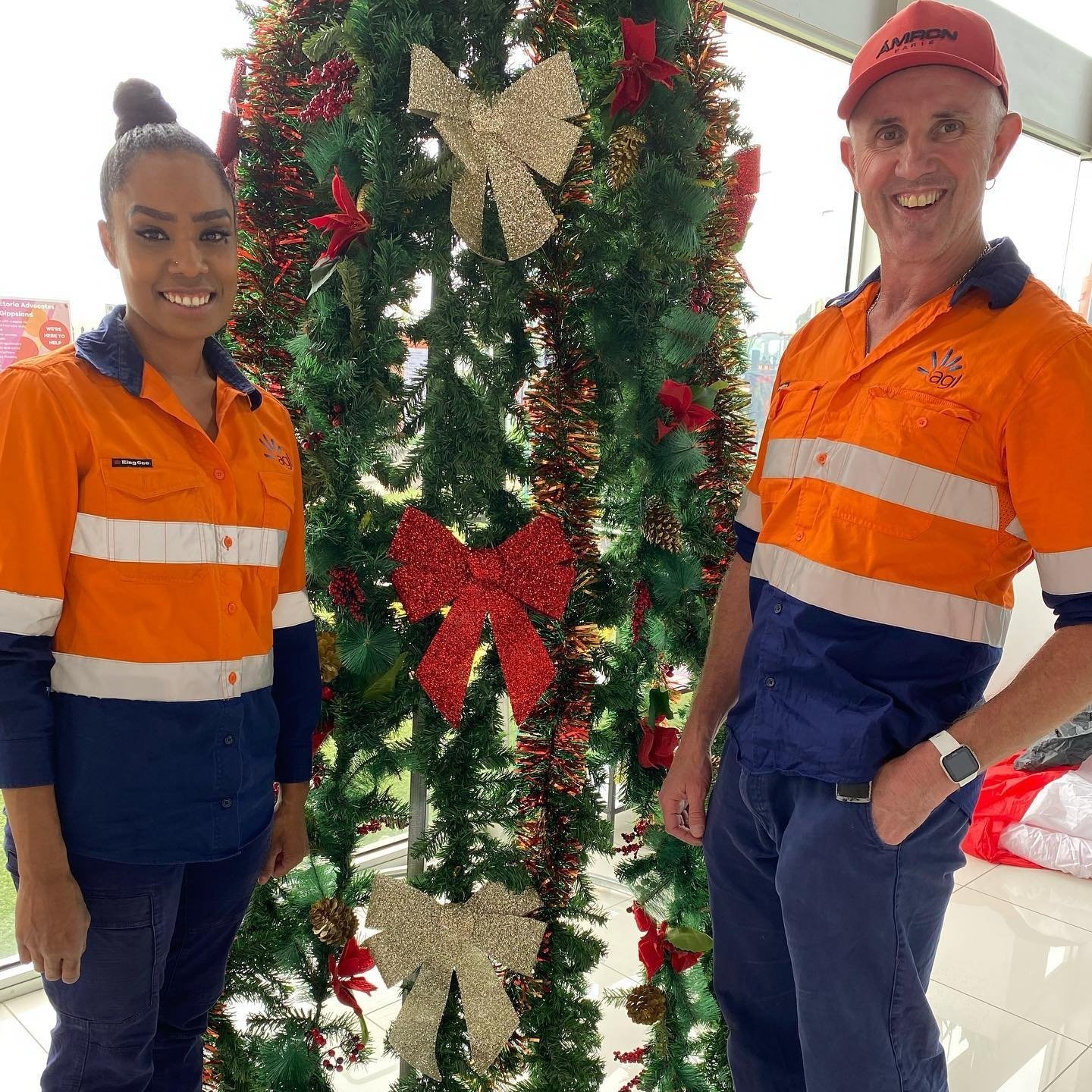 AGL+Volunteers+setting+up+Xmas+Decos+2022.jpg