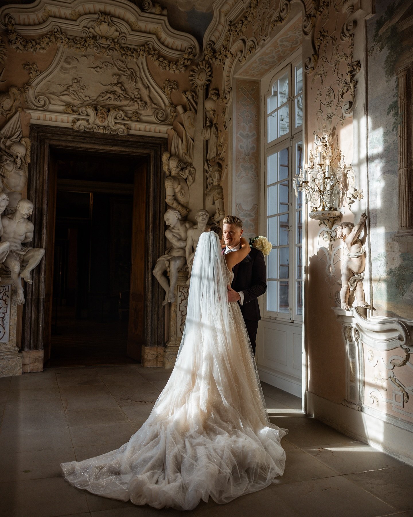 Charming wedding shooting in Residenzschloss Ludwigsburg 🤍 

&bull;
&bull;
&bull;

#wedding #afterwedding #weddingphoto #residenzschlossludwigsburg #schlossludwigsburg #weddingshooting #thewed #davincistuttgart #bride #weddingdress #bwwedding #intim