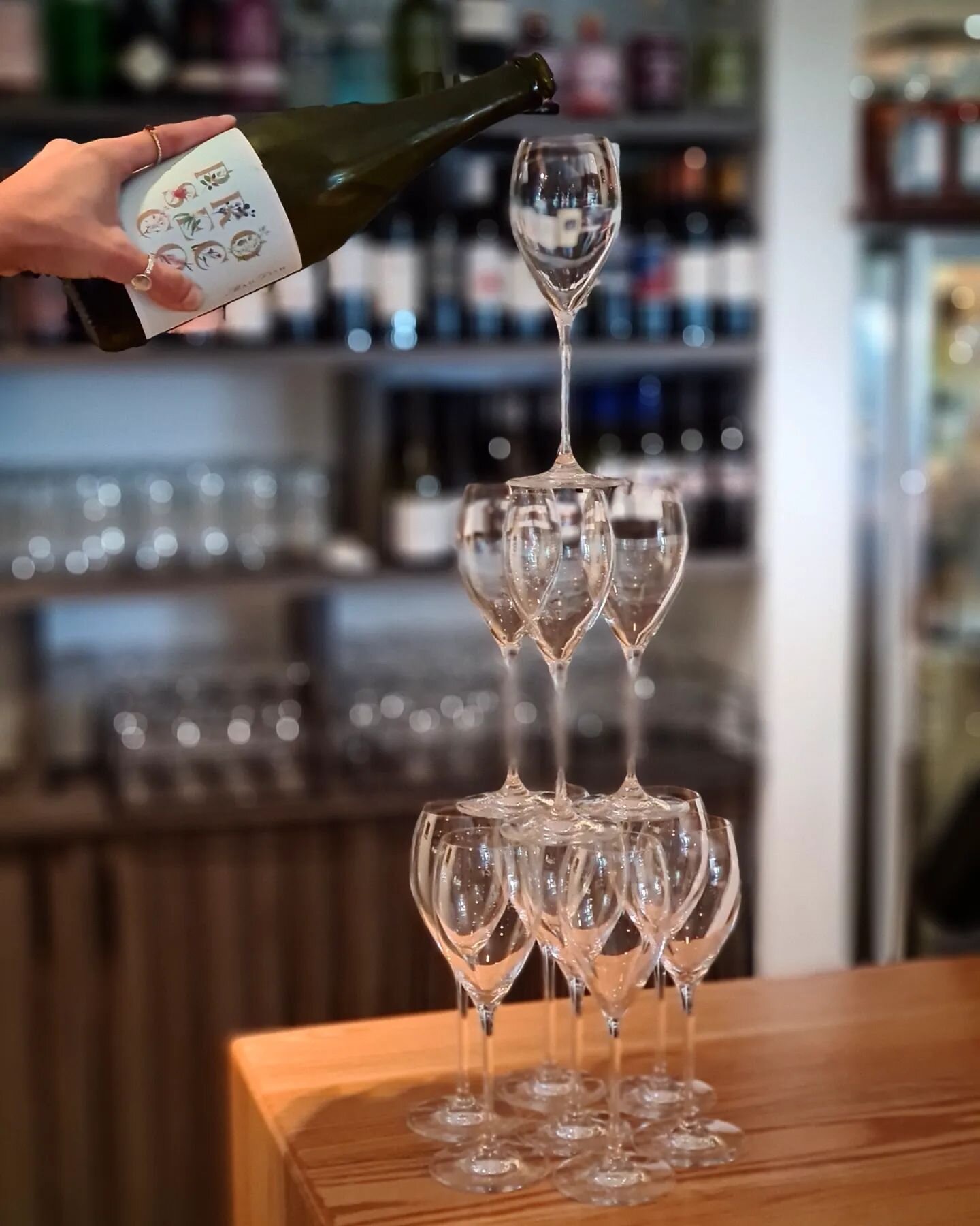 Preparing for Mothers Day in true Tonic style. 
.
.
.
.
#mothersday #Broadwater #downsouth #bubbles #ladiesthatlunch #hightea #delicious #weekend #funtimes