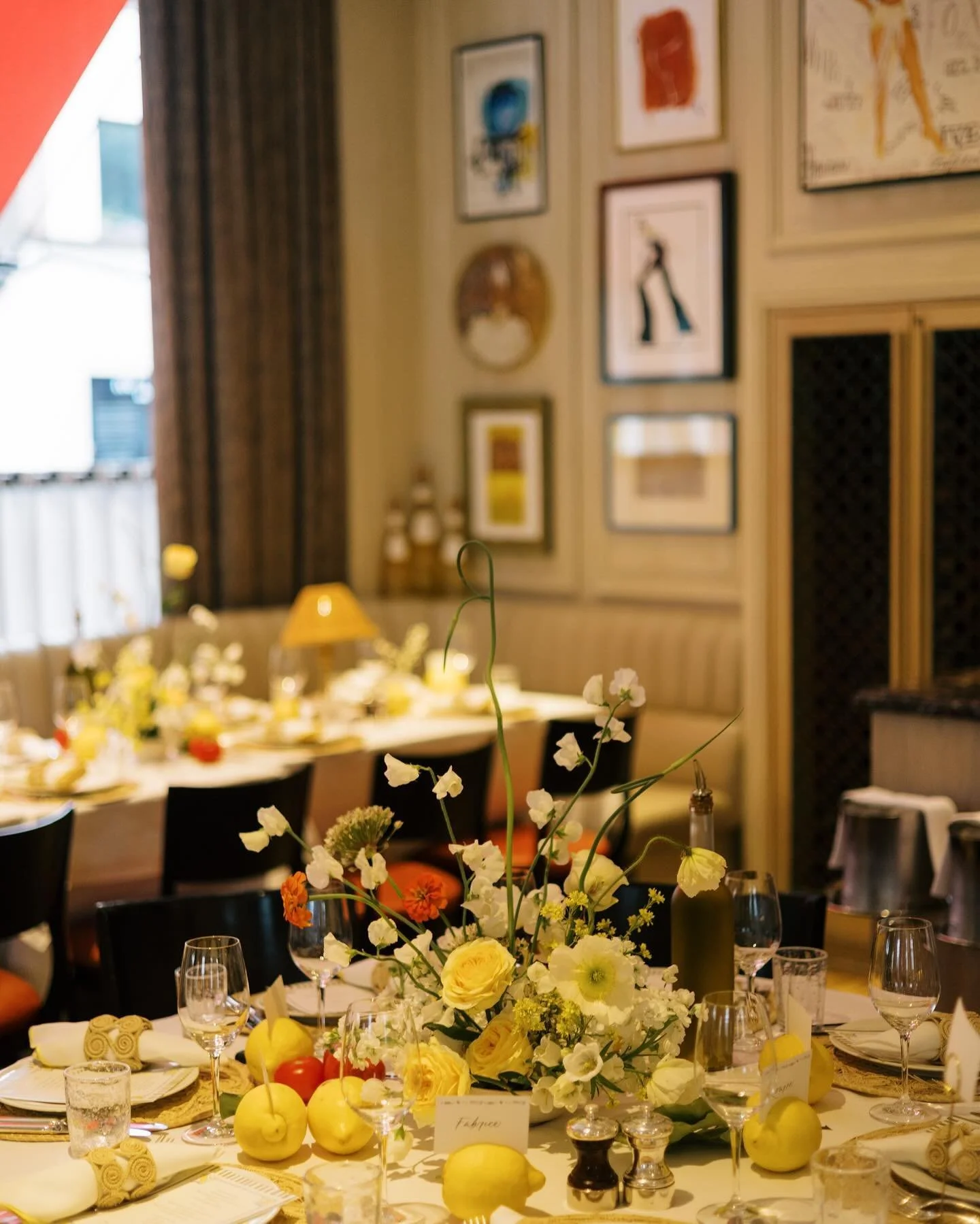 Lemons and tomatoes, paired with white flowers and rattan details, create the perfect ambiance for a South of France-themed celebration&hellip;

at @lpmrestaurants
photo @emmy.lou&nbsp;
.
.
.
.
.
#ERS #EventRepublic #EventRepublicStudio #Eventcreativ