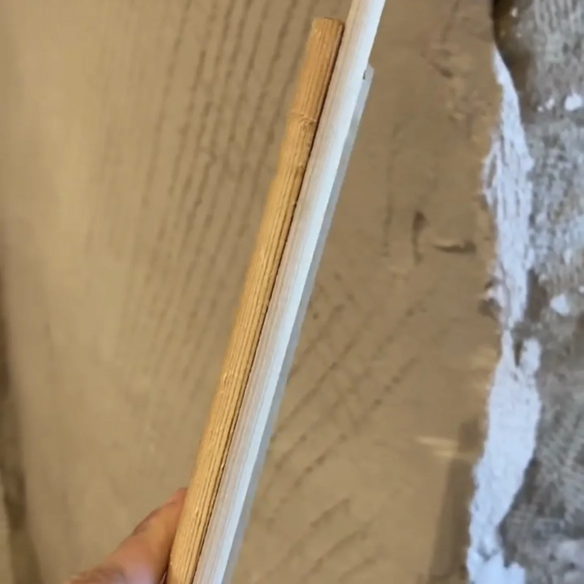 The edge of the beading, showing the curved edge.