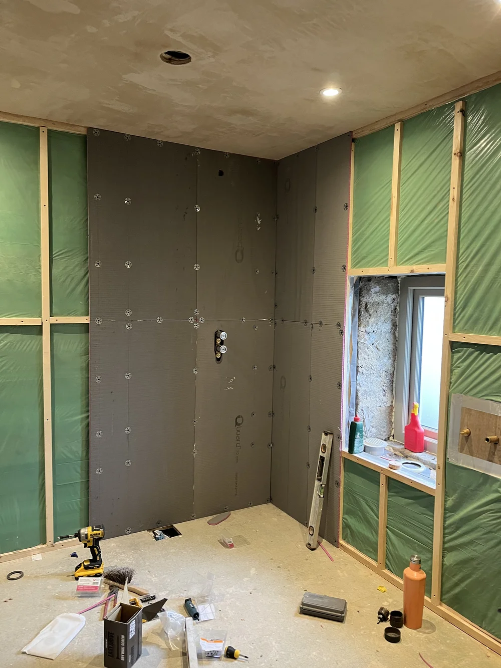 Q-board for the shower fitted