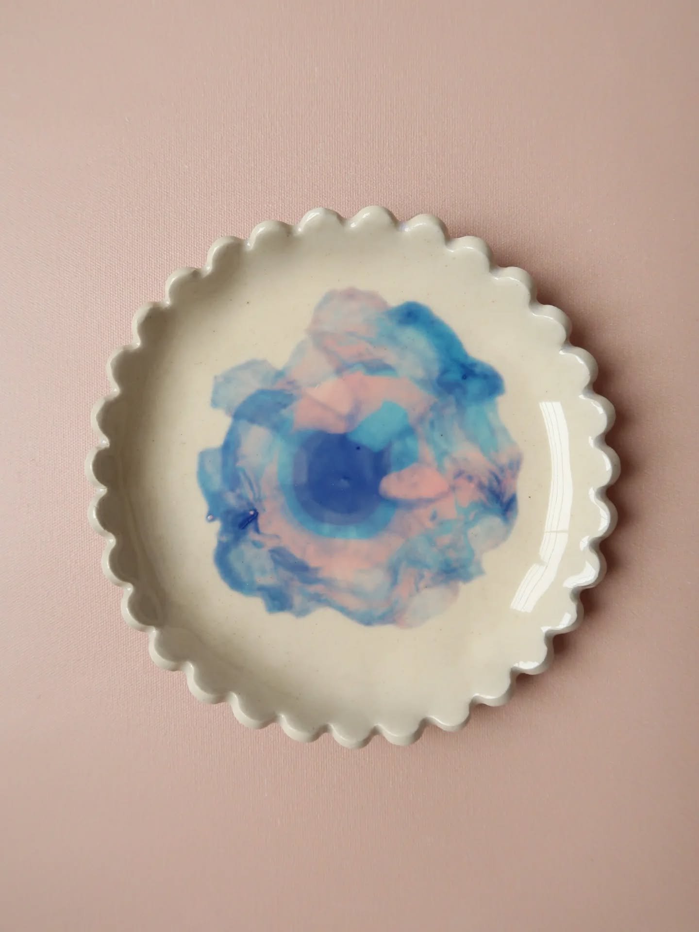 P&eacute;r&eacute;grinations color&eacute;es 🩵
Ces derniers temps je cherche encore et toujours mon inspiration pour mes objets utilitaires.
Je teste pas mal de choses, et j'avais envie de vous pr&eacute;senter ce d&eacute;cor

Je ne sais pas si il 