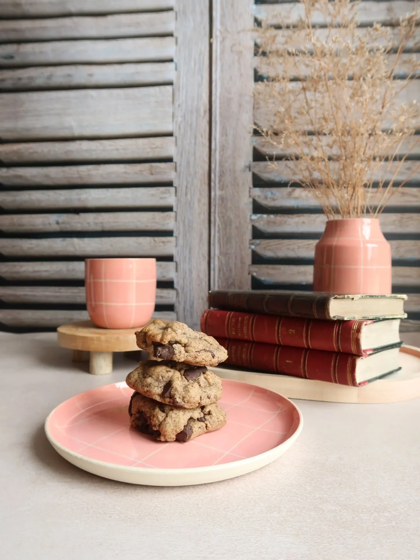 J-2 pour la vente Octobre Rose 🎗️

Je vous d&eacute;voile quelques photos du shooting faites avec les pi&egrave;ces de la collection, dans le mood &quot;go&ucirc;ter d'automne&quot; 🥰

Les cookies ne sont pas fournis 😉
