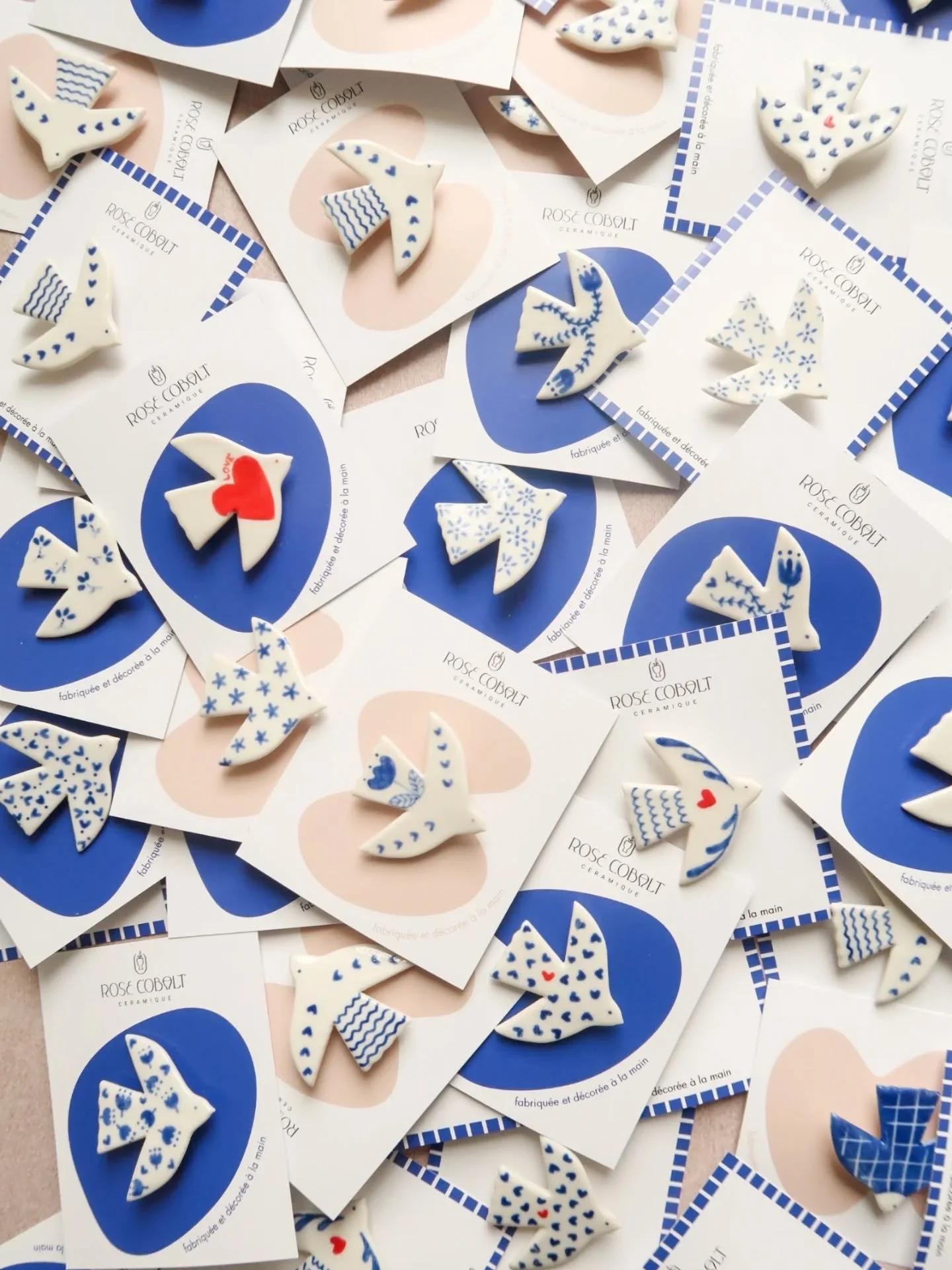 Swipez pour ranger ➡️

Ces jolis oiseaux en porcelaine que vous adorez vont bient&ocirc;t s'envoler vers les boutiques et sur les stands de mes march&eacute;s, dont le premier aura lieu ce week-end &agrave; Rennes pour le march&eacute; @les.florettes