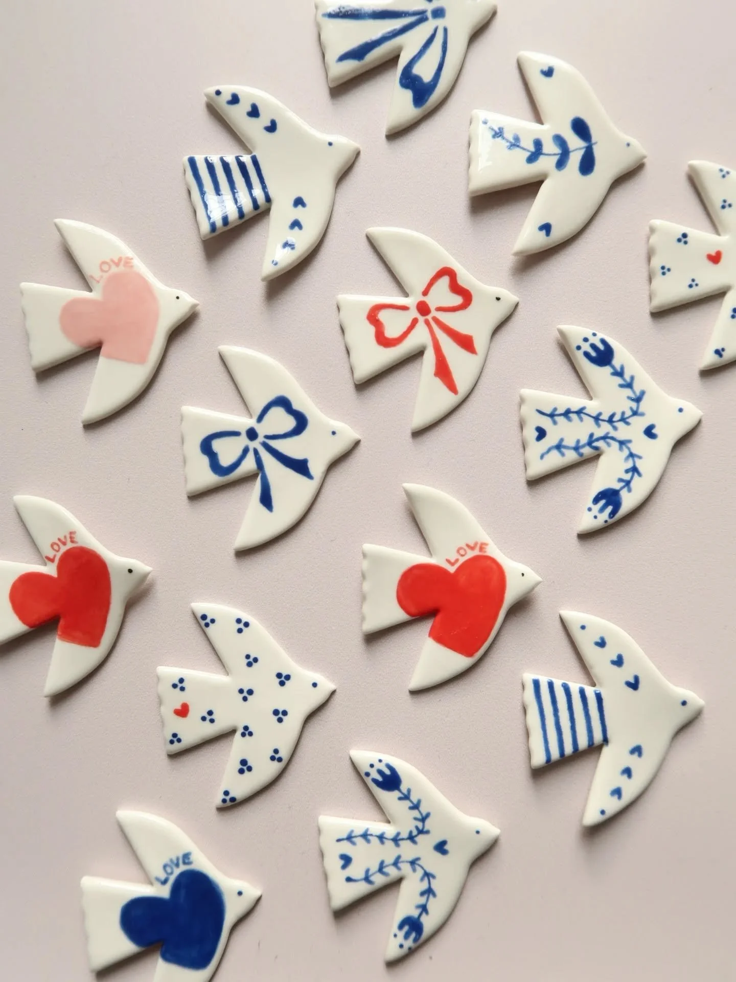 D'&eacute;normes mugs de No&euml;l sur les deux derni&egrave;res photos 
Premier.es arriv&eacute;s ce week-end, premier.es servi.es