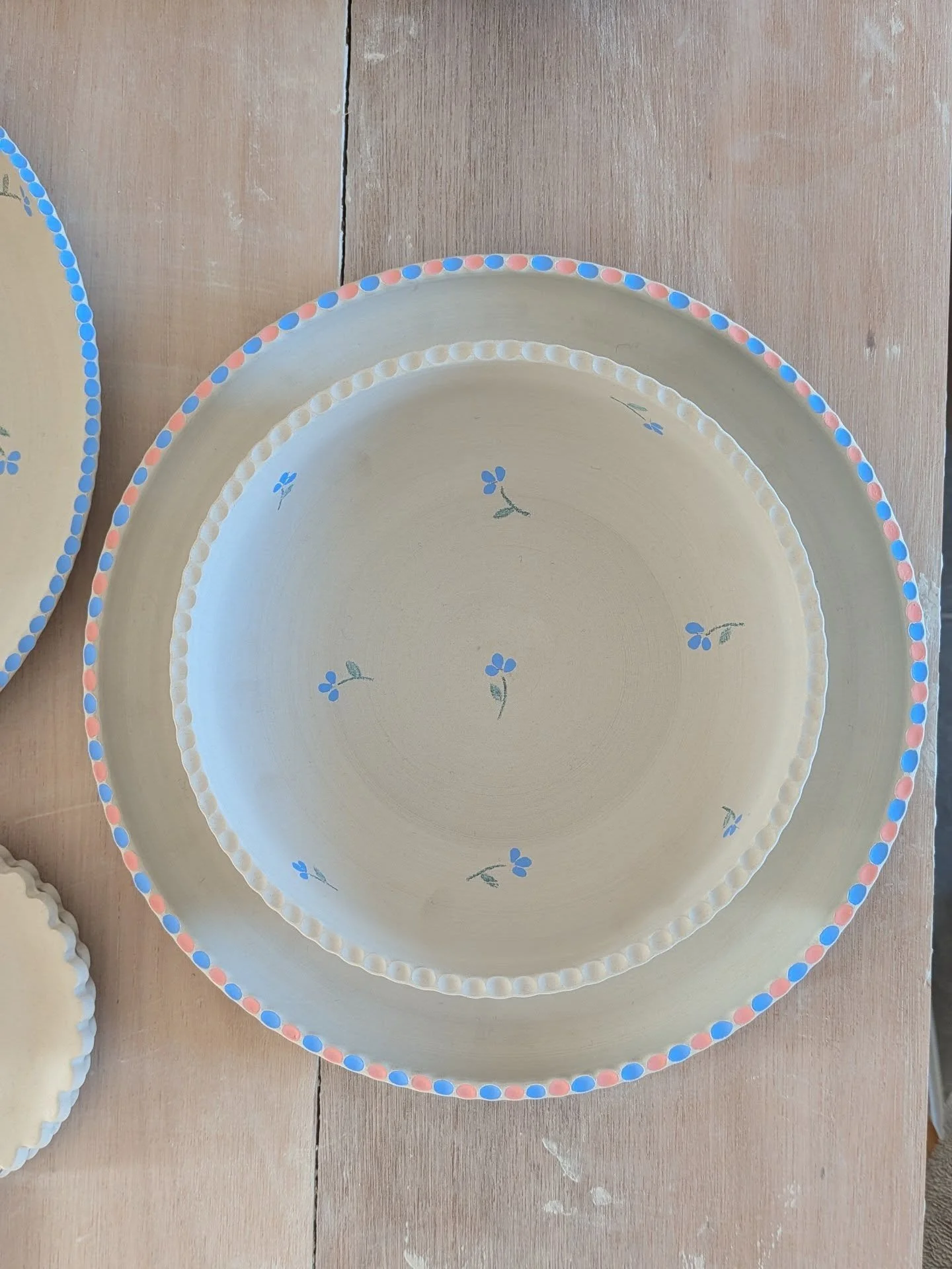 Deux semaines de d&eacute;cor et c'est pas encore fini !
Je passe beaucoup de temps sur le d&eacute;cor de mes pi&egrave;ces en gr&egrave;s et en porcelaine et c'est une &eacute;tape du processus que j'appr&eacute;cie &eacute;norm&eacute;ment.

&Cced