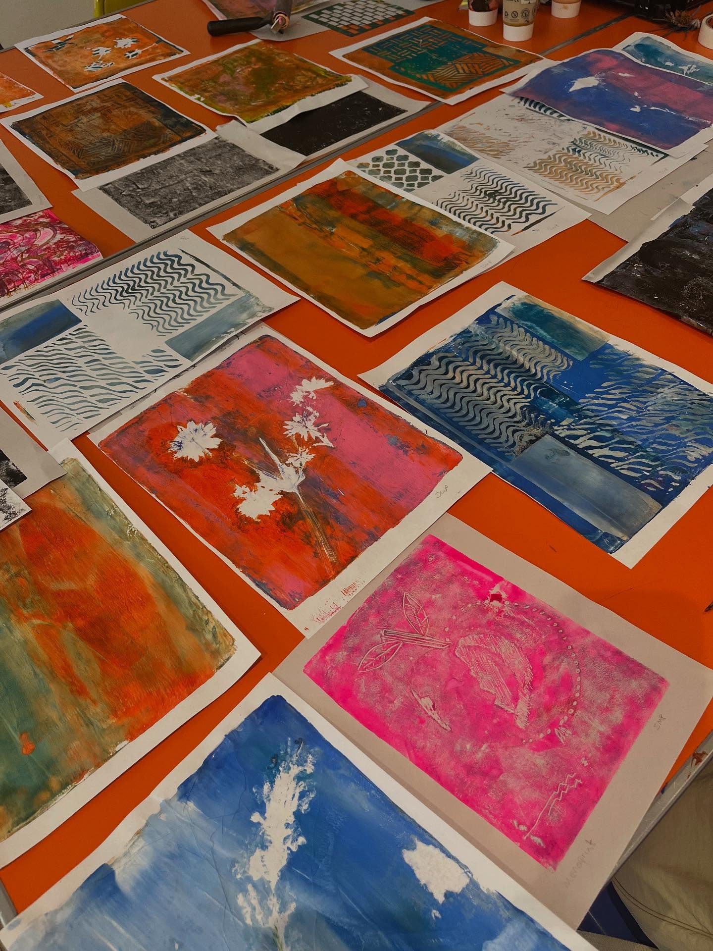 Hello plate printing&hellip; the beginnings. More development in next week Visual Arts class.
#ilkleyarts #artworkshopsilkley #ilkley #adultartclasses #tinyartschools