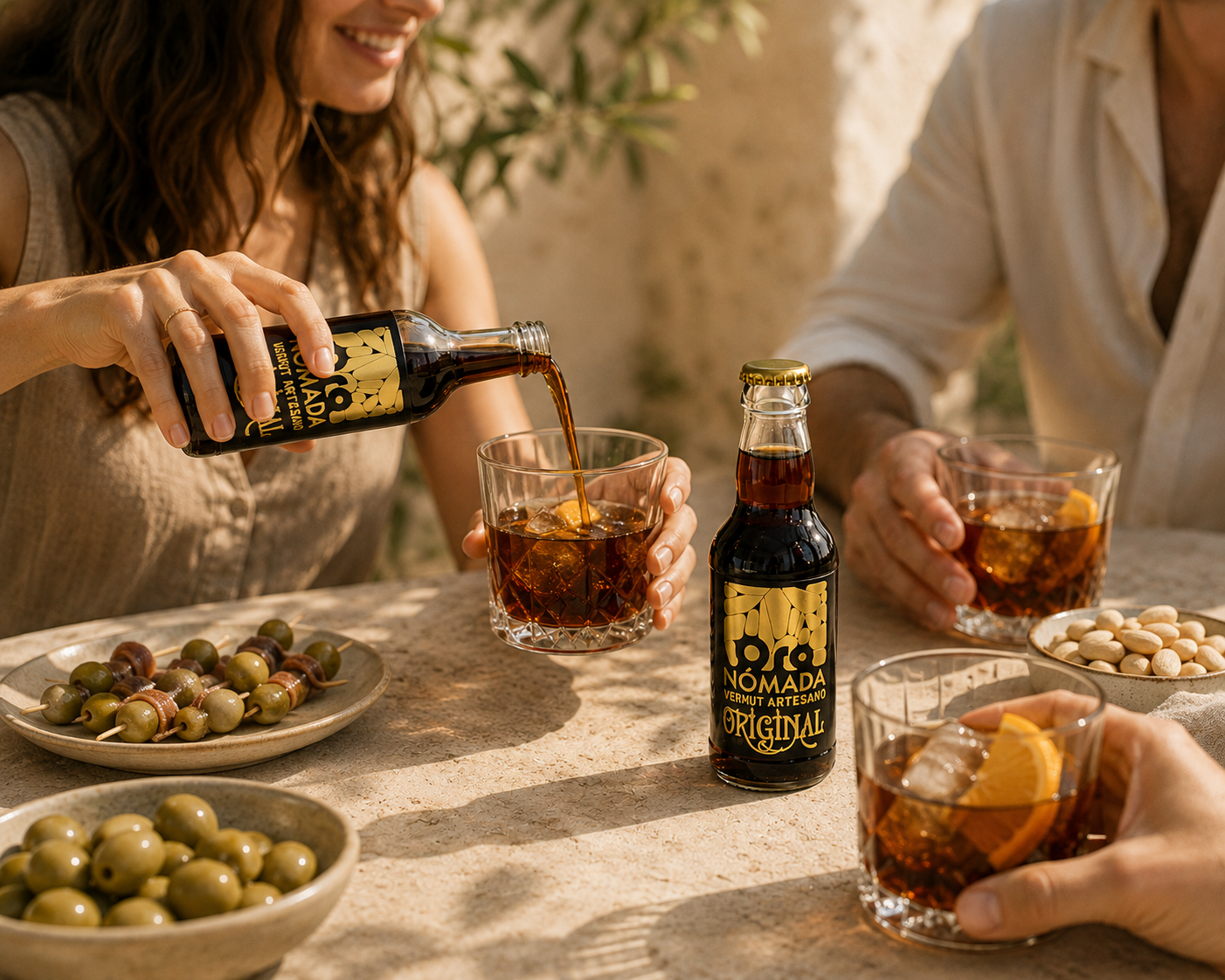 Botellas pequeñas de Oro Nómada Original durante un aperitivo