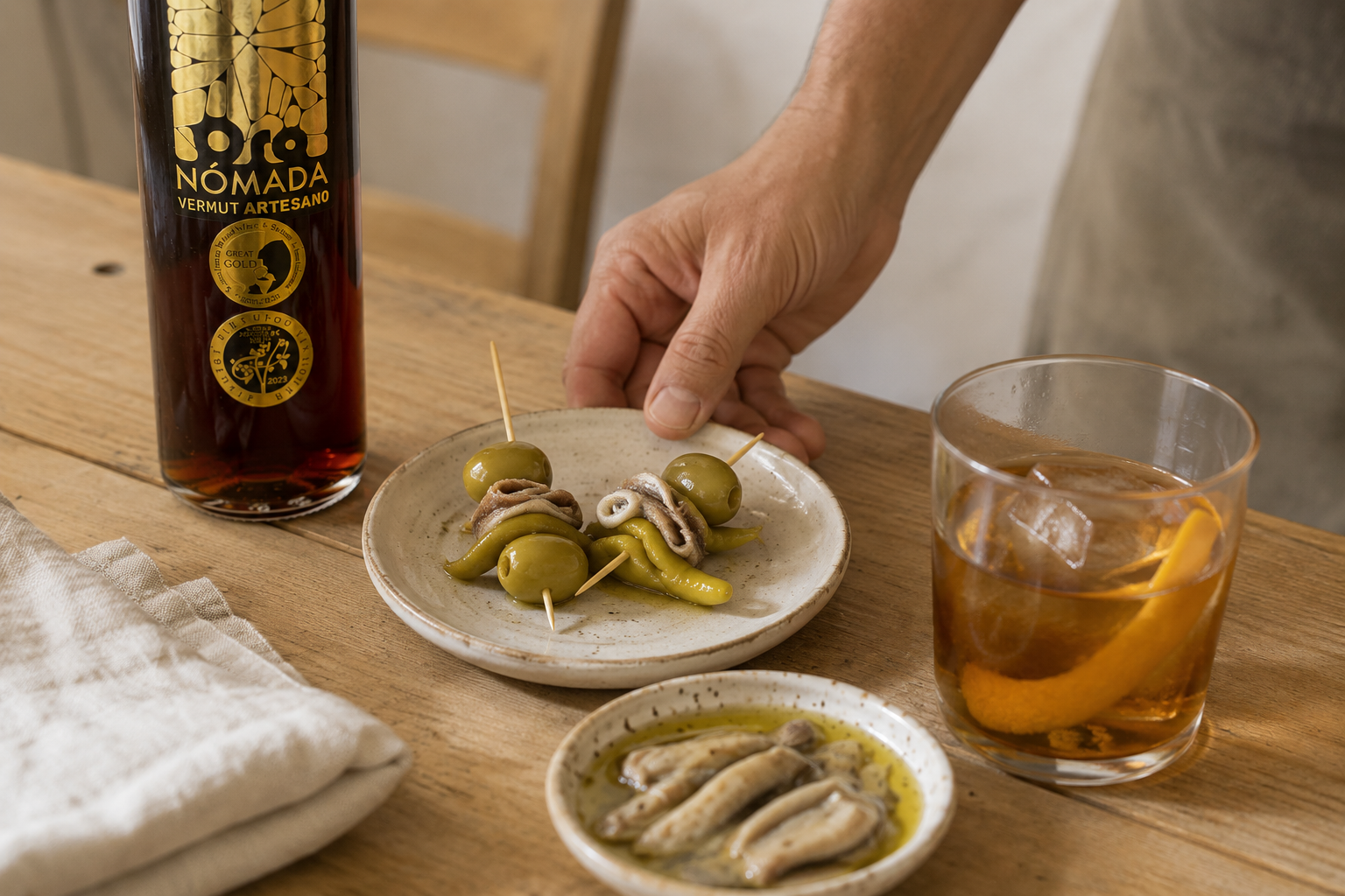 Gildas y anchoas acompañadas de Oro Nómada Original
