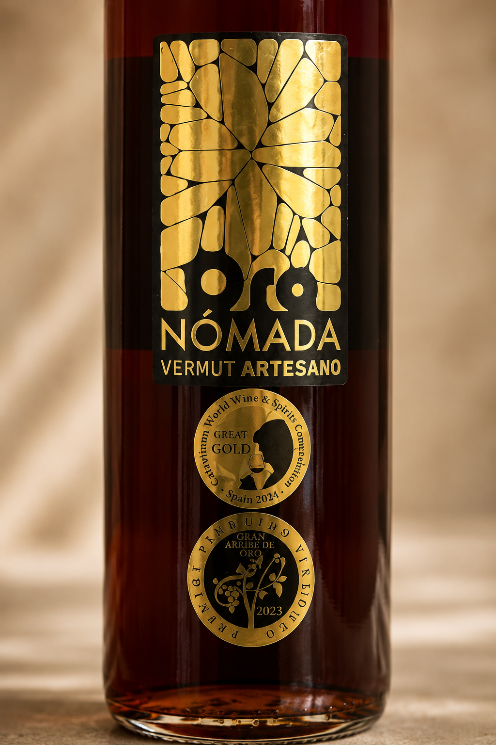 Detalle de la etiqueta y medallas de Oro Nómada Original Vermut