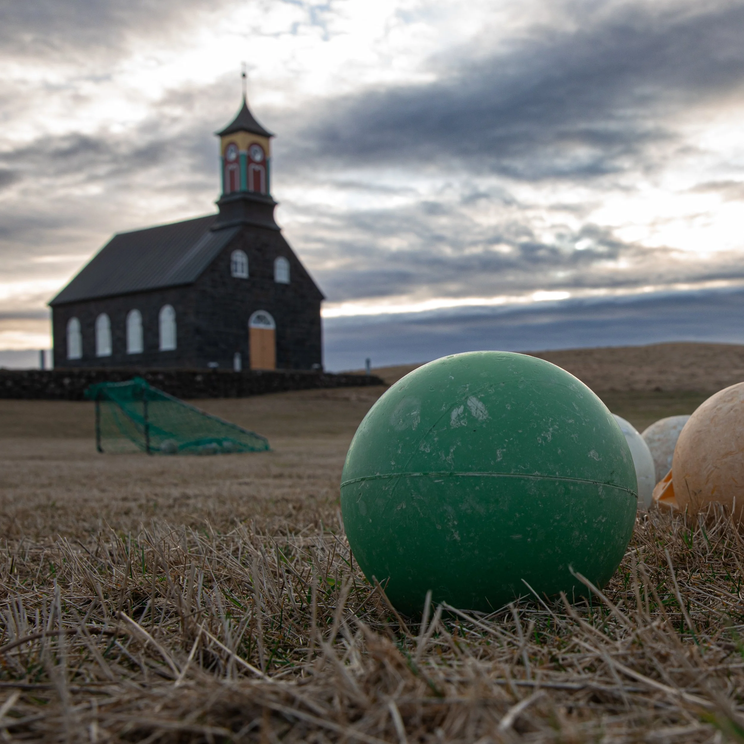 Island Hvalsneskirkja Bälle.jpg