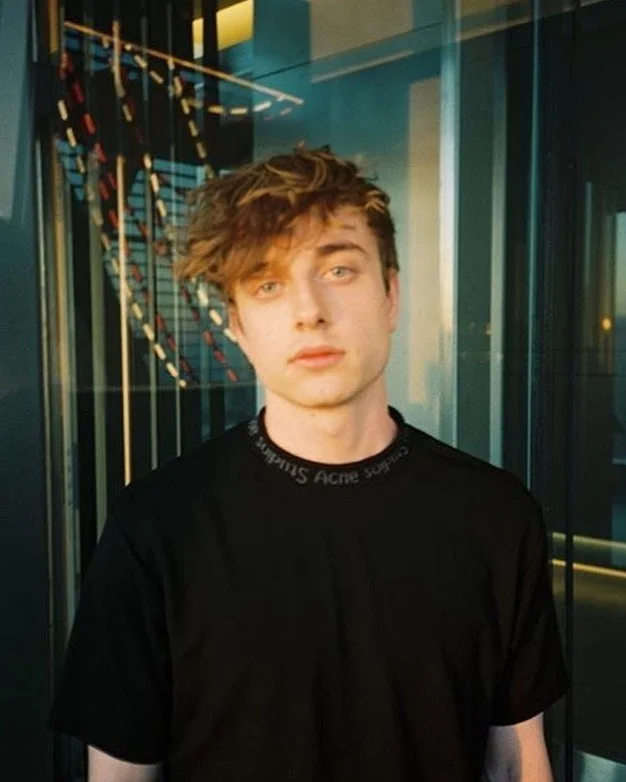 Speak Into the Mic : Jack Larsen