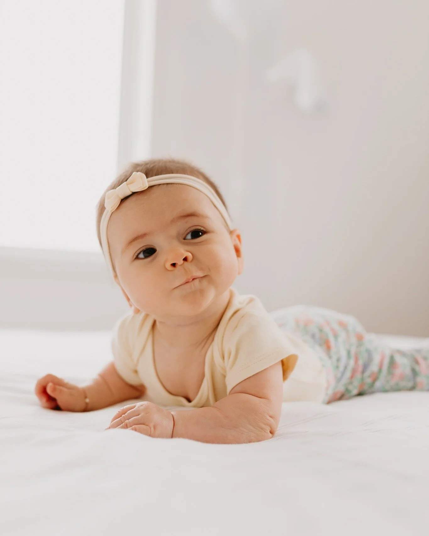 Laurinha and all her expressions 😅🧡

This is the kind of photo I love. It seems so simple, but you'll look back and say &quot;remember that face she used to make? I can believe how much she's grown!&quot; 

 I'm wrong?😉