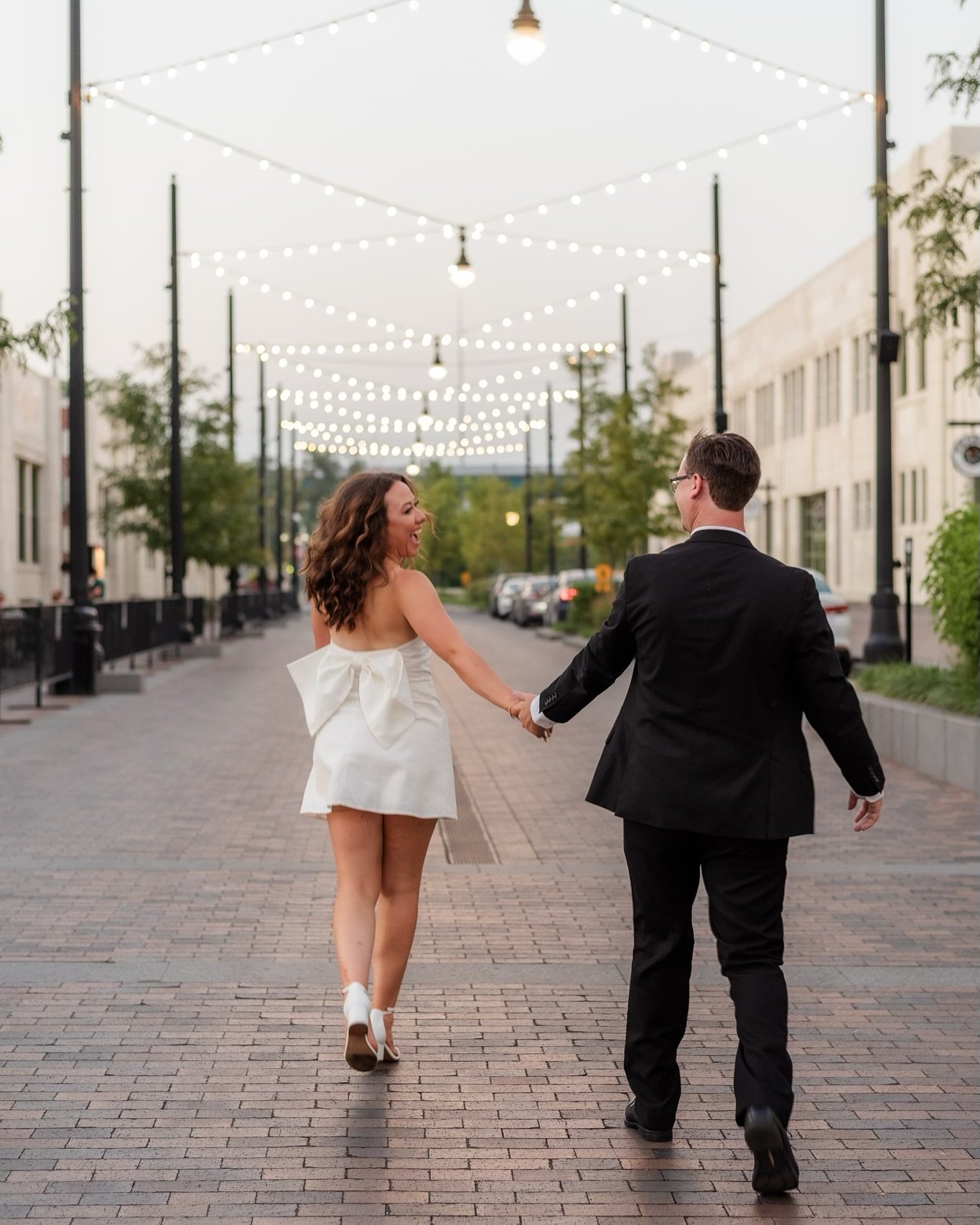 Betsy and Andrew were troopers for this one&hellip;throwing it back to the actual hottest day of the year last year (so hot that Newfields closed 😂). But a lil heat didnt stop us!!

&bull;

Shot for @ardavismedia 
Edited by @rachelweberphoto 

#indi