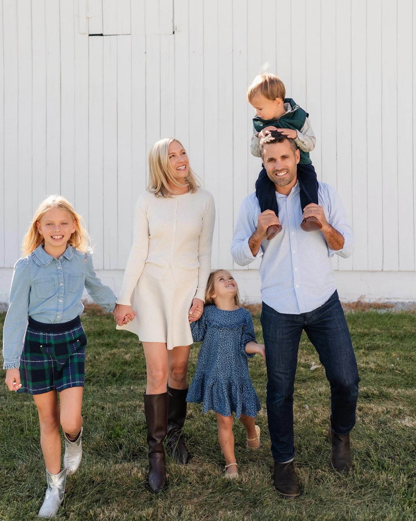 The Corey fam 🫶 these are the days. 

These kiddos made the session SO fun! Full of energy, searching for pumpkins, coming up with their own pose ideas and radiating pure joy. 

&bull;

#zionsvillefamilyphotographer #indianapolisfamilyphotography #i