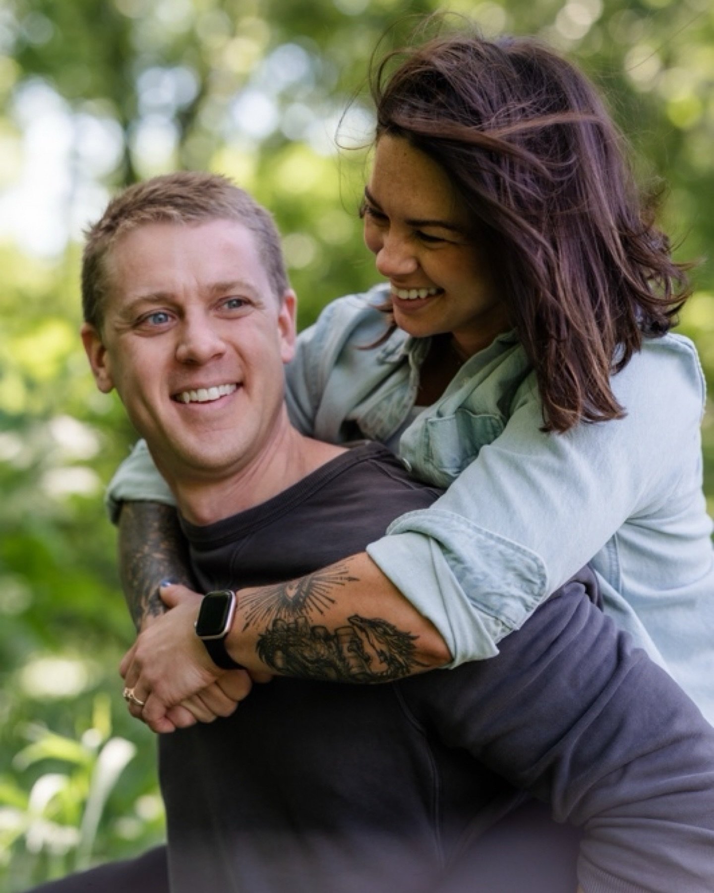 Happy anniversary to these two 🫶 Mollie and Nick are so fun to celebrate!!

&bull;

#indianapolisphotographer #indianapolisportraitphotographer