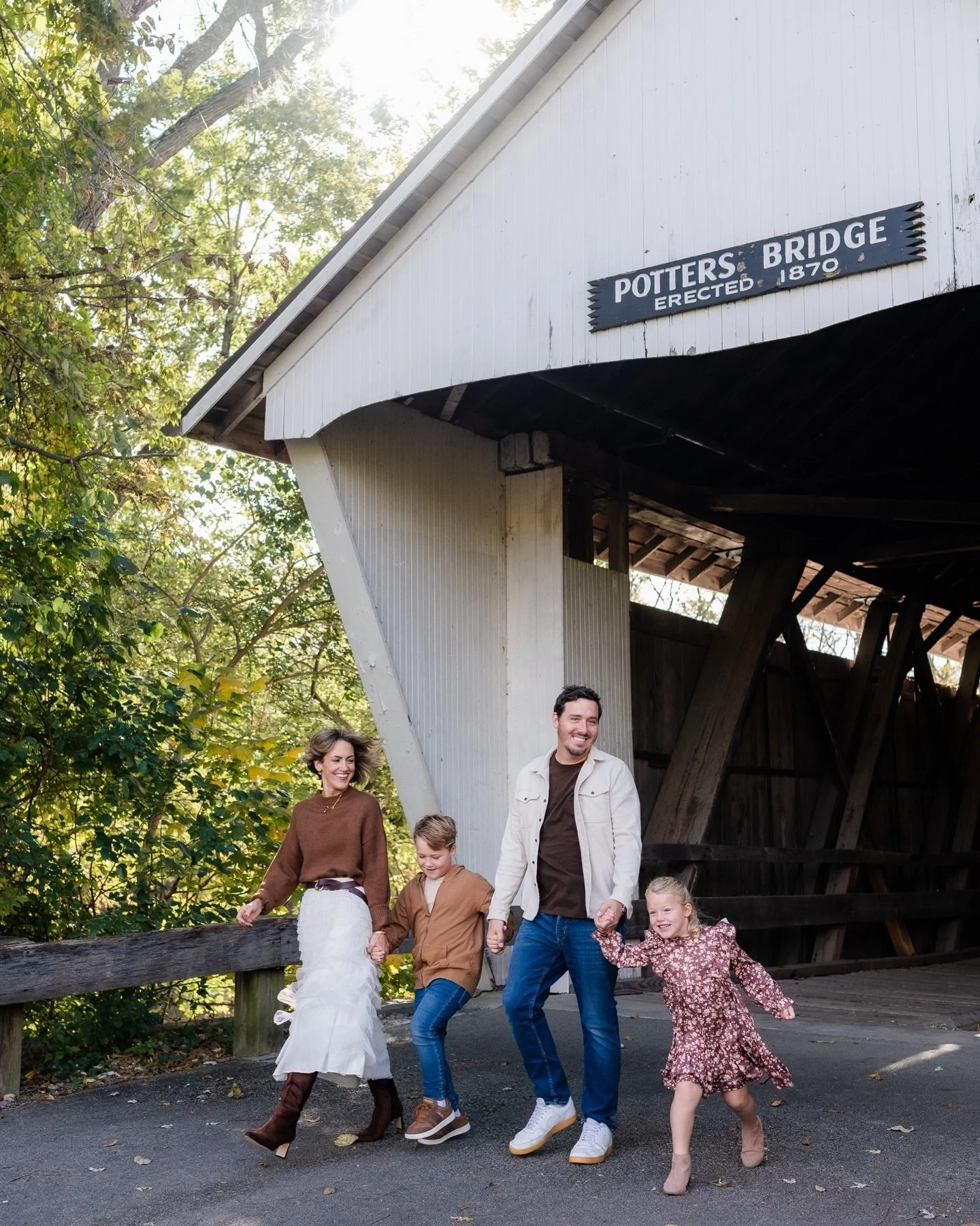 Annual Dehner fam photos ft. the sun as a paid actor 🤩

&bull;

#indianapolisfamilyphotography #indianapolisfamilyphotographer #indyphotographer