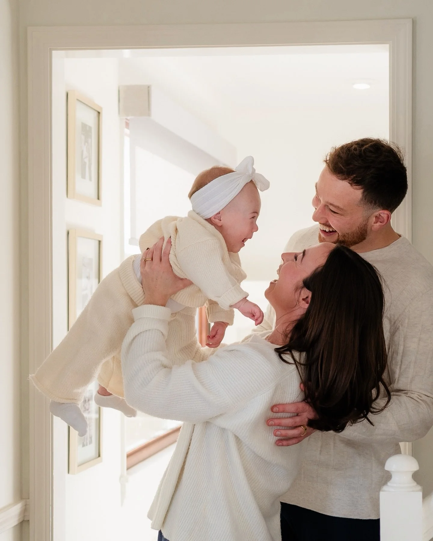 Nothing to see here&hellip; Just the sweetest in home Christmas session 🥹

&bull;

#indianapolisfamilyphotography #indianapolisfamilyphotographer #indianapolischristmasphotography