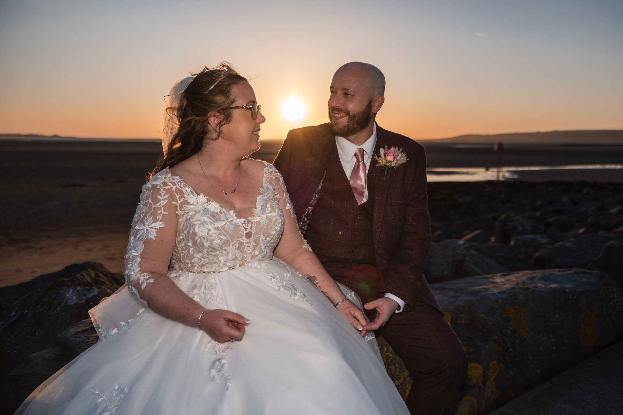 I can't believe it's almost been a week already since Stacey and Jamie tied the knot.
They got married at Llanelli Town Hall, got whisked away to the beach near Machynys, then to @the_new_thomas_arms_llanelli for a fabulous reception and back to th
