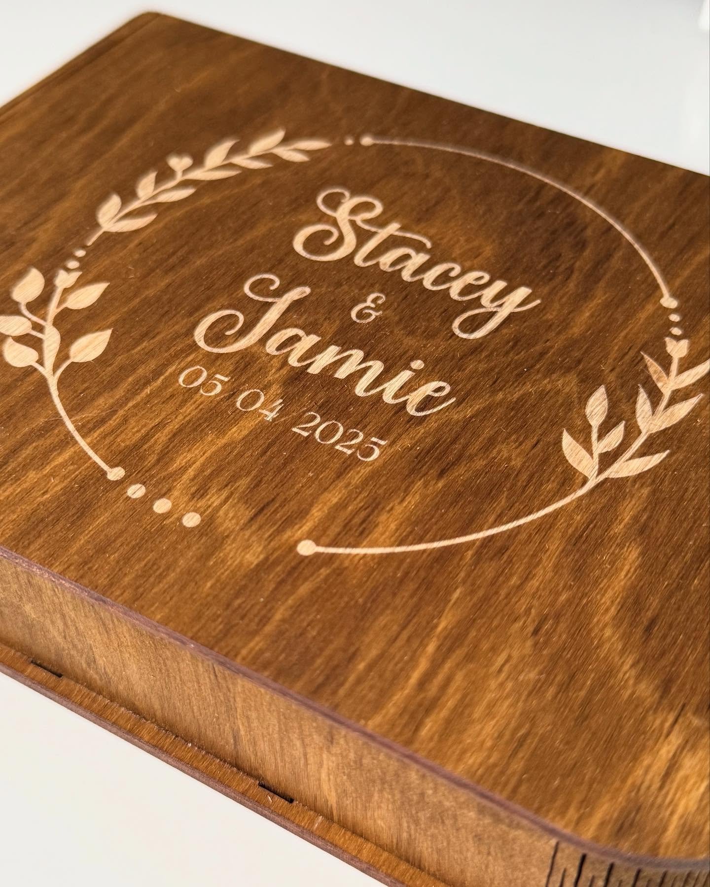Want that something extra to remember your wedding day? The keepsake box and prints is 🔥 beautifully and thoughtfully put together by myself and hand delivered. Was lovely catching up with Stacey and Jamie this evening when I delivered theirs.