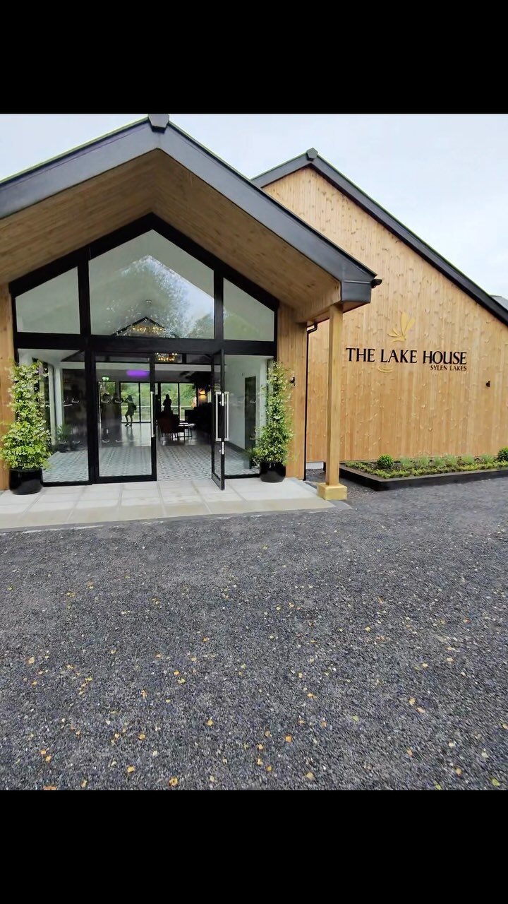 Got to visit the amazing new Lake House at @sylenlakes I am very impressed and any couple that visits will surely book this venue for their wedding! It is absolutely breathtaking and has everything you could want and need.
I for one cannot wait to p