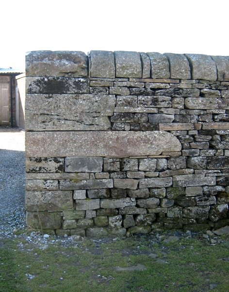 Tan Hill, Swaledale - these pictures show an especially fine piece of walling - someone took a great deal of time over that with not just the immaculate dressing to follow the shape of the batter, but the nice finish to the top stones as well. A trul