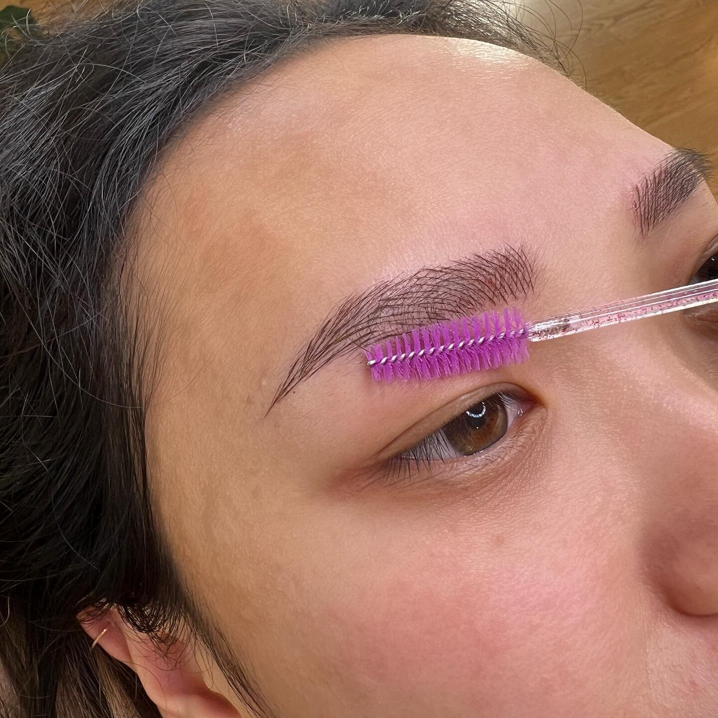 Microblading 🤩 look at those hair strokes!! Can&rsquo;t wait to see these babies healed :)
- microblading heals 30% lighter
- 4-6 week touchup is included
- most compatible with normal to dry skin types