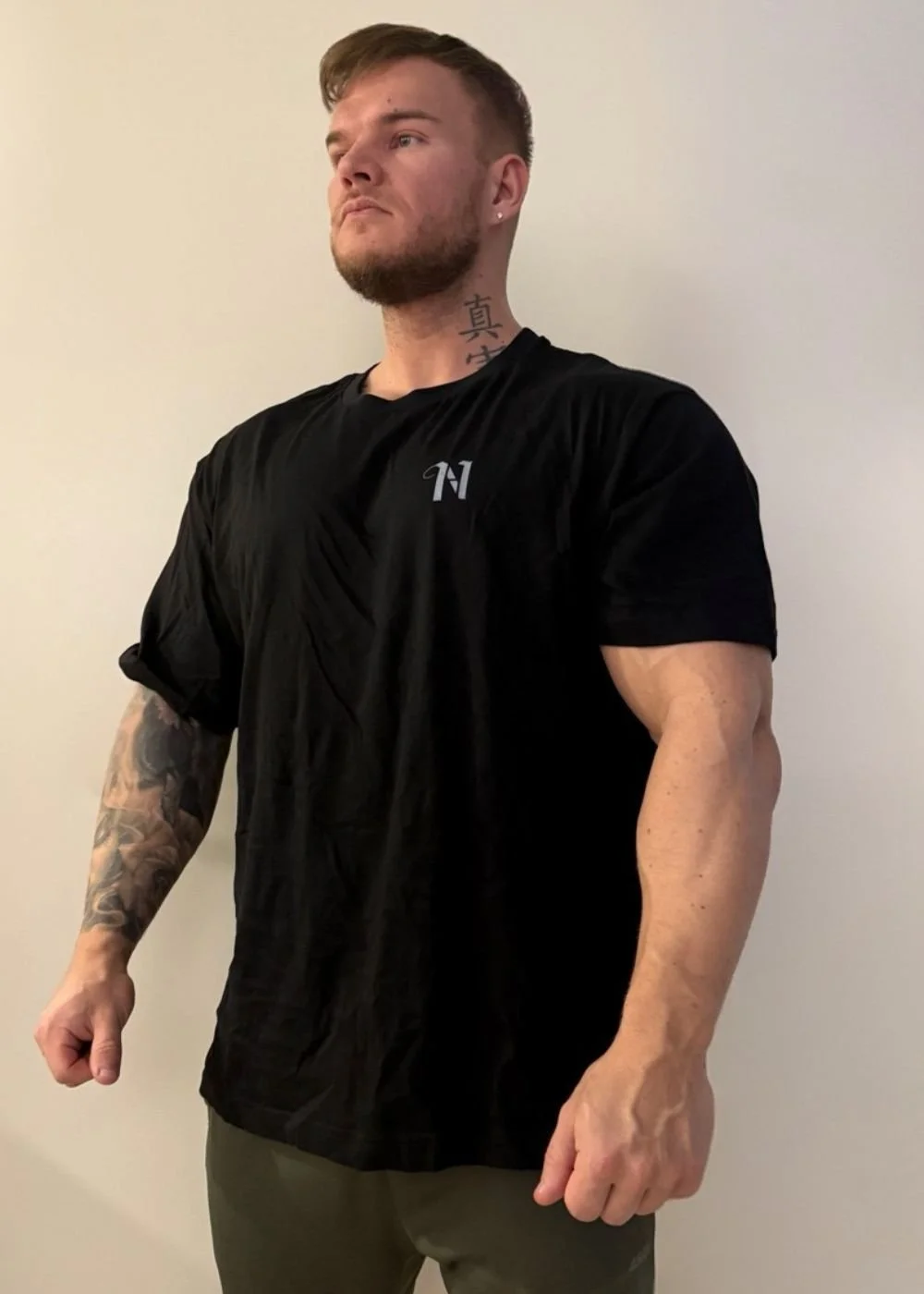 Niclas_henrik_musta_paita_1.jpg