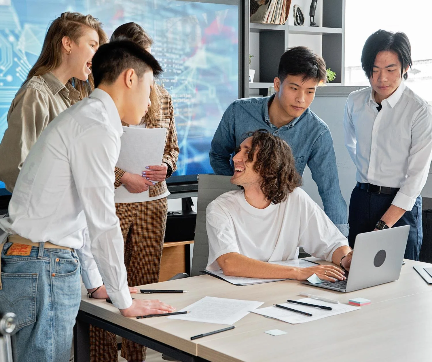 A team communicating verbally in the meeting room