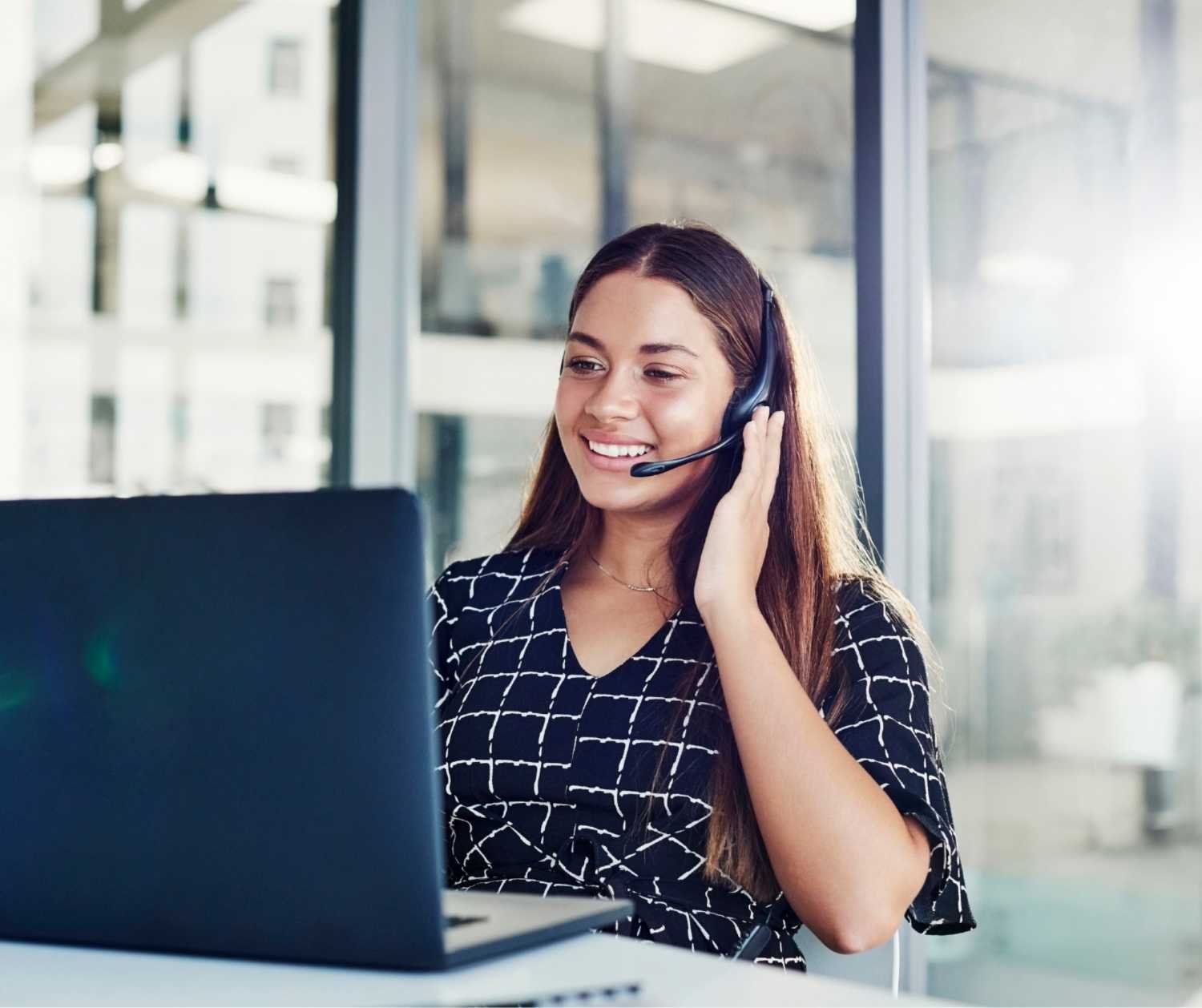 An SLP on her laptop, meeting with a client