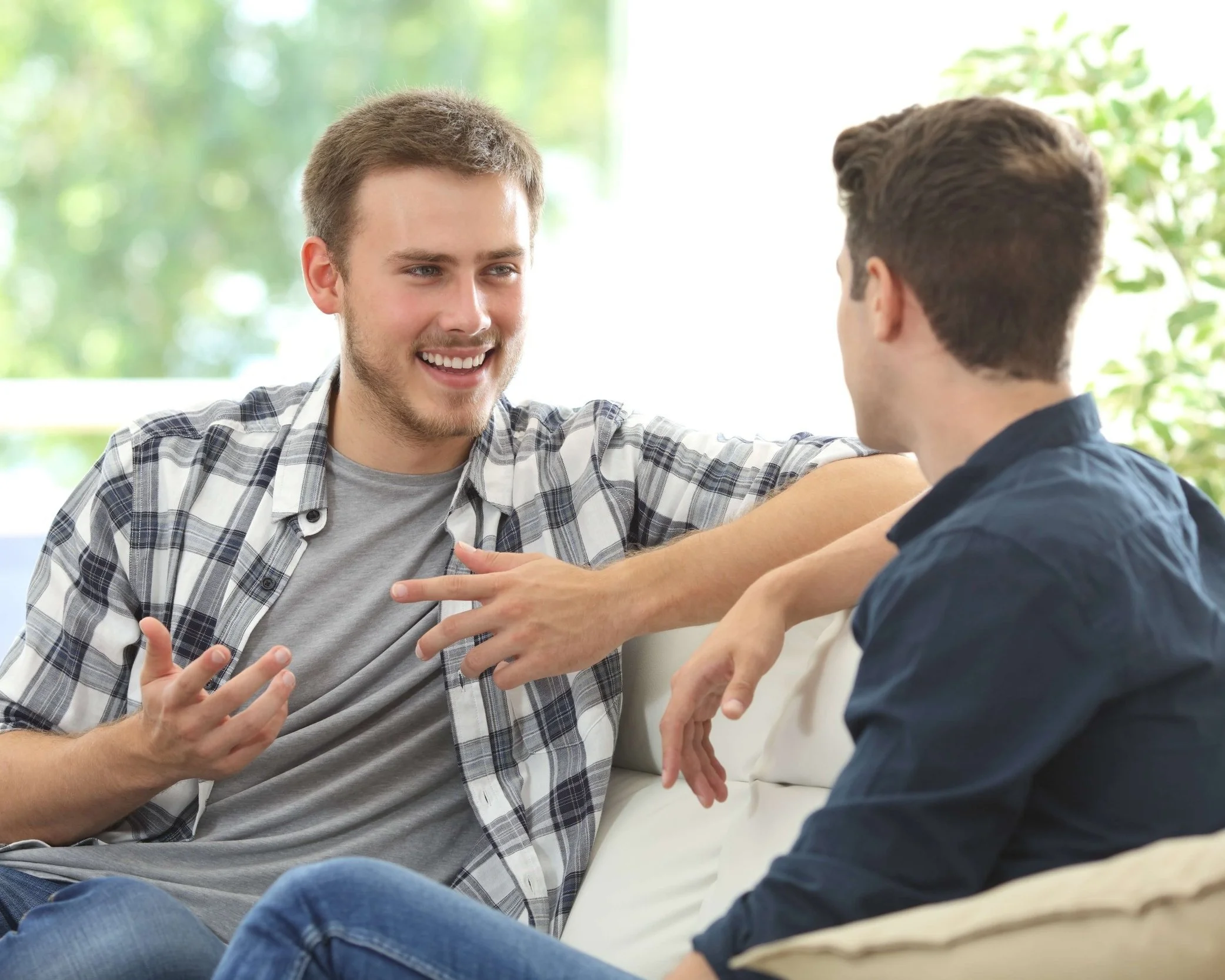 Друзья парни. Друзья общаются. Друг другом поговорим. Друг другом поговорим. Две девушки беседуют.