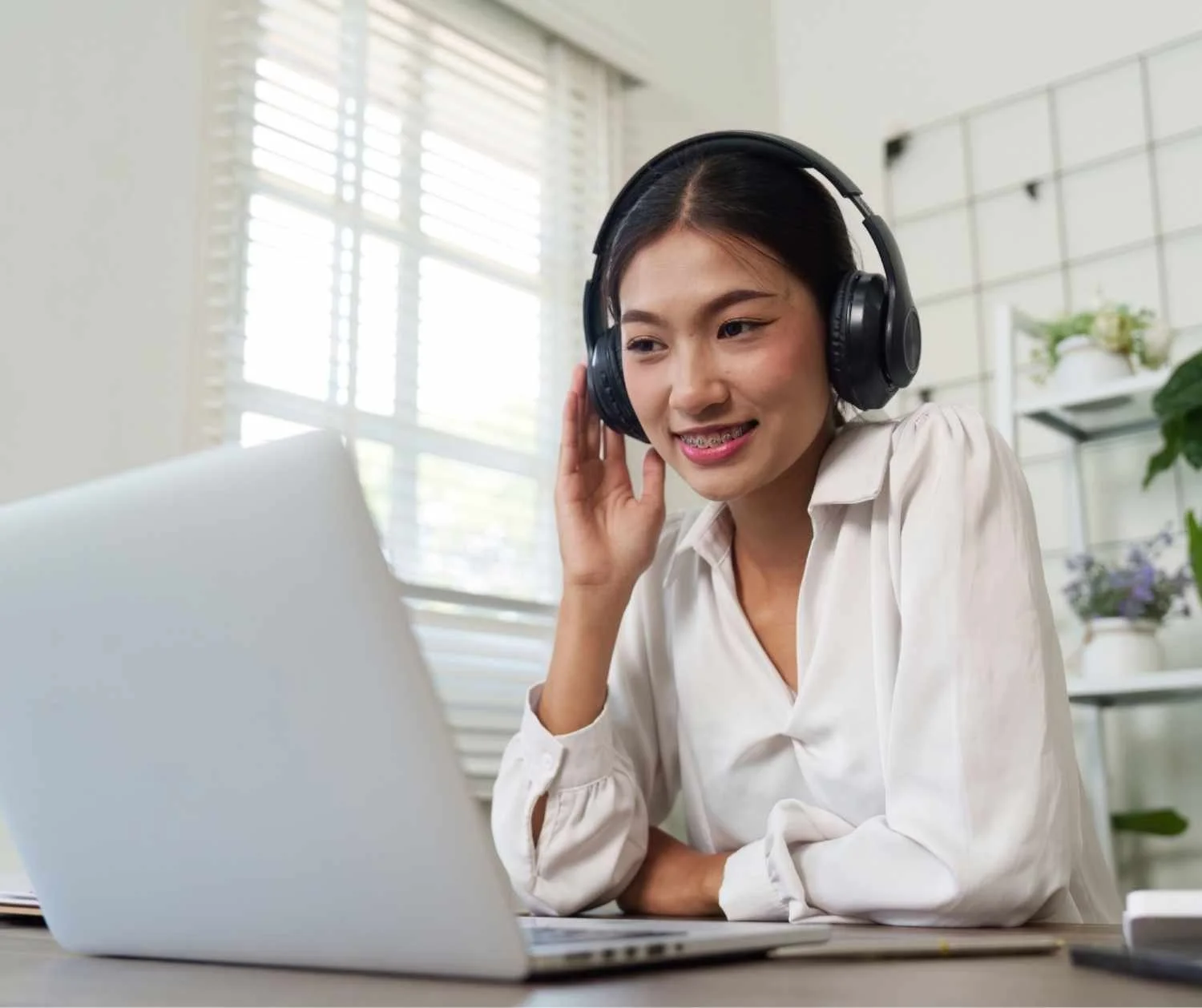 A speech language pathologist talking to a client online