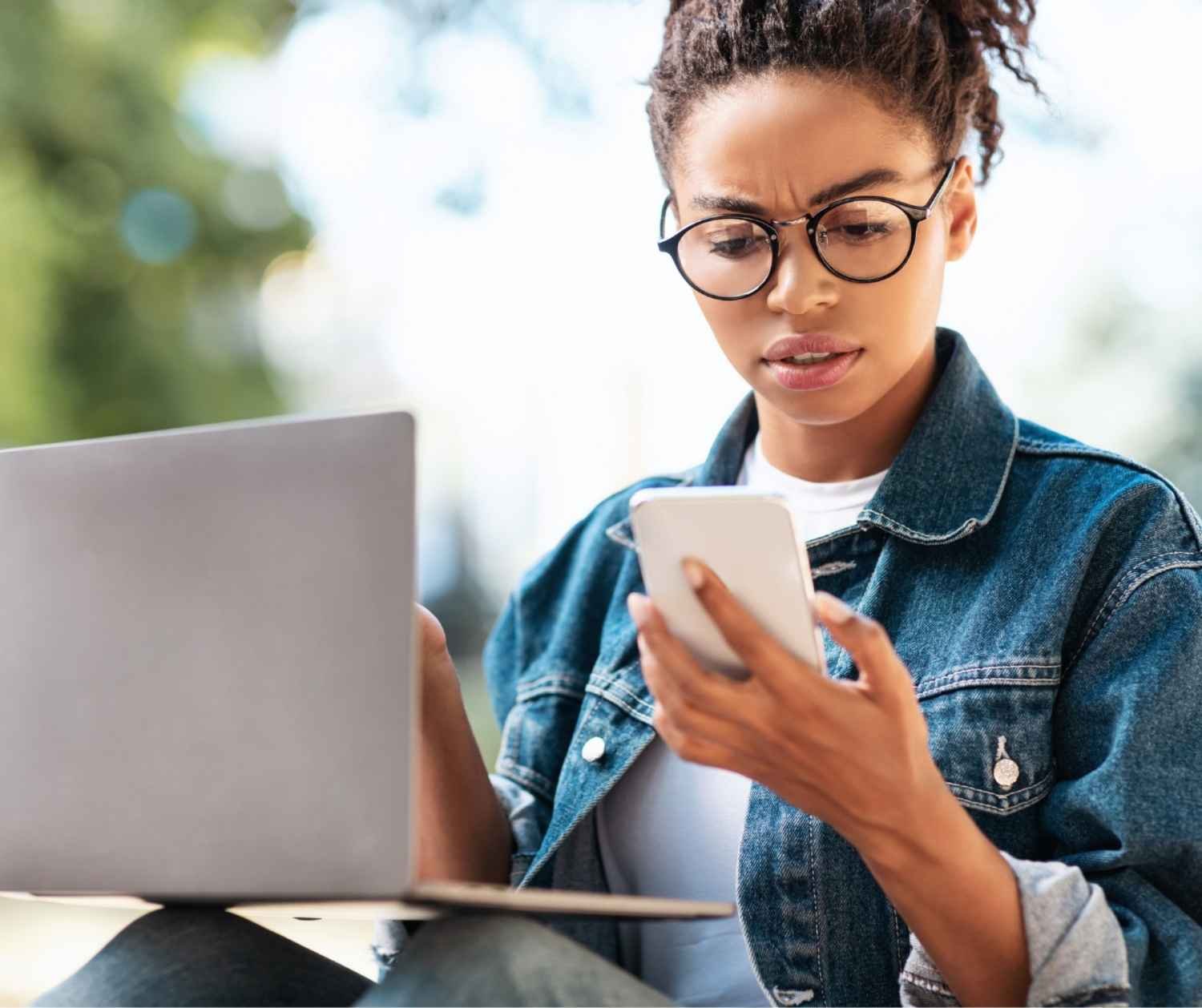 Woman frowning while reading a short message on her phone at work