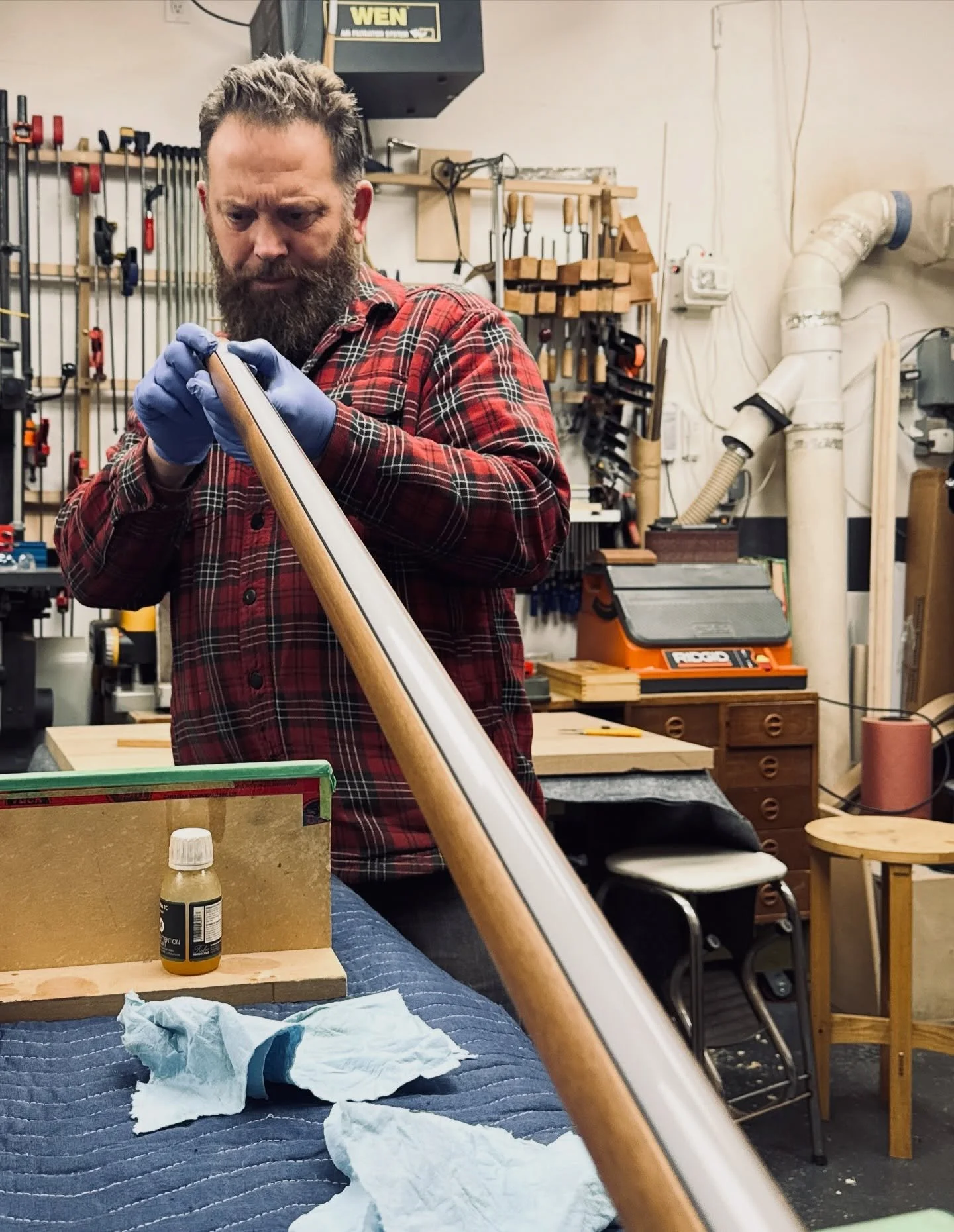 Close inspection - fitting the track on Linea up/down fixture for @altiusinc 
#illuminateyourlife 
#lightdesigner #yyjdesigner #designyyj #torontoliving #torontodesign #torontoarchitecture #luxuryliving #kitchendesıgn #kitchenlighting