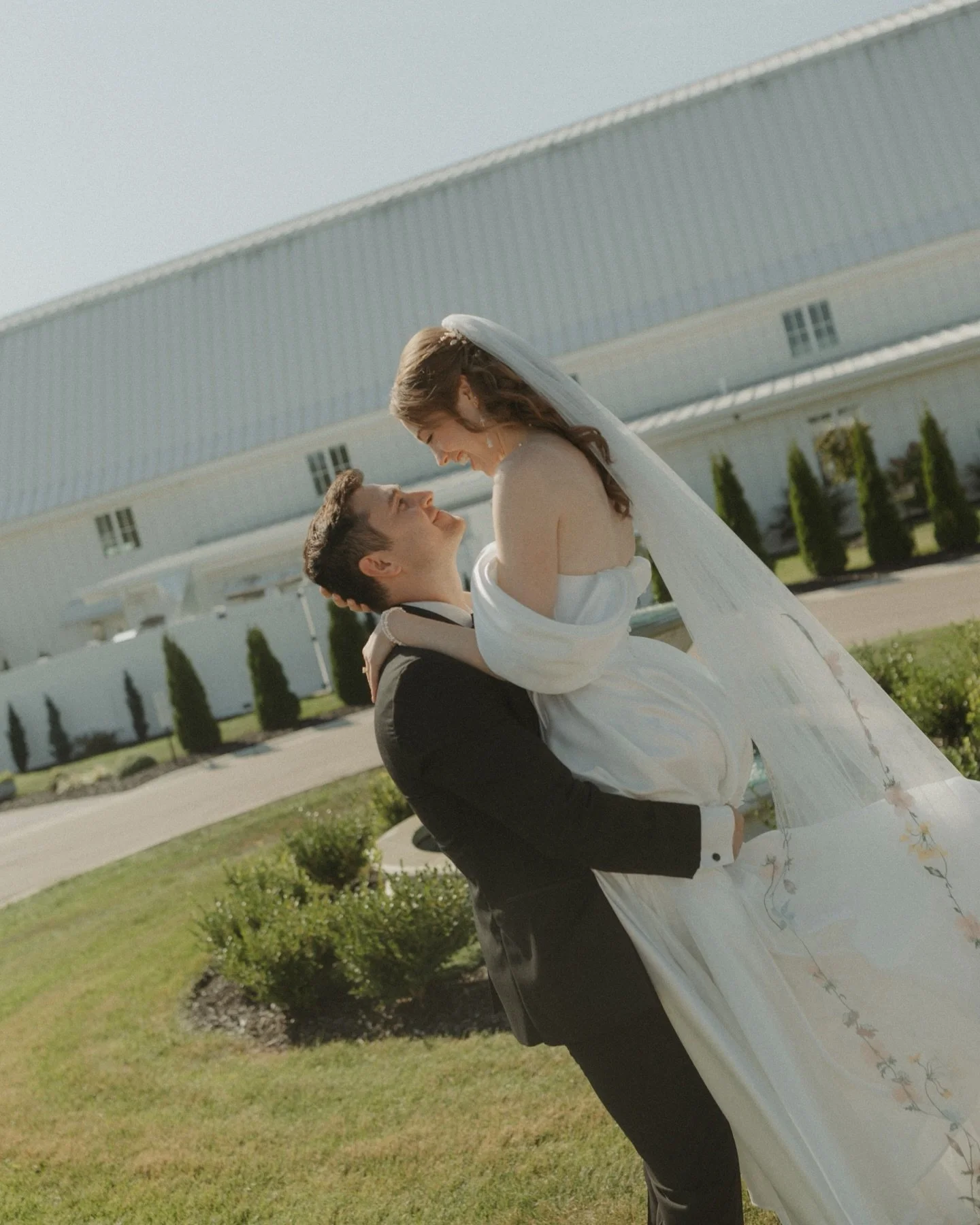 I blinked and somehow got so behind on sharing all the magic from last season ✨

Now that the holidays are over and the new year is here, it feels only right to kick things off with this dream of a wedding I&rsquo;ll be forever obsessed with! Faith a