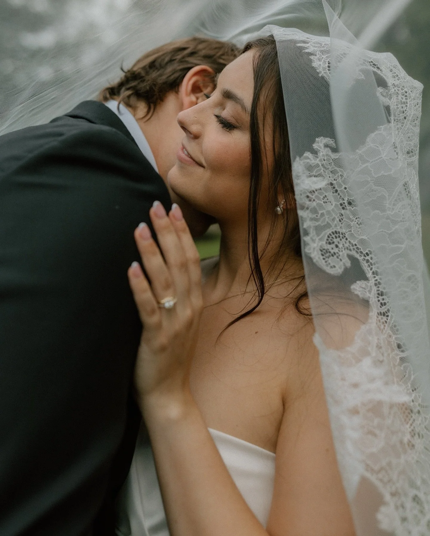 Pausing for a moment to admire that veil&hellip; absolutely stunning! Add in the personal touches and loved ones who traveled from all over the map to celebrate - truly made every moment so meaningful even from behind the lens 🤍

venue + catering + 
