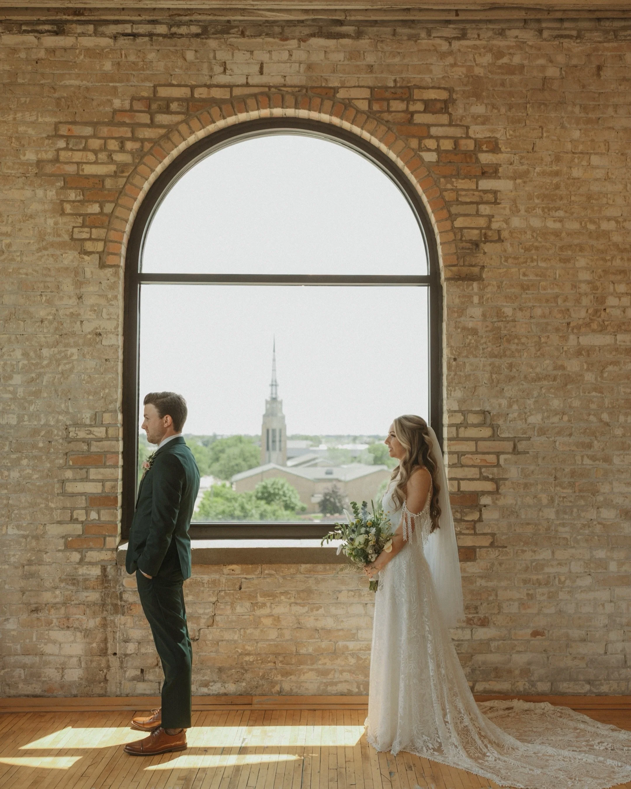 Finally getting some time to edit and share images from days where I&rsquo;m second or associate shooting weddings! It&rsquo;s always such a fun little change of pace once in awhile ✨

associate shot for @jennaborst 

&mdash;&mdash;&mdash;
 
Northern