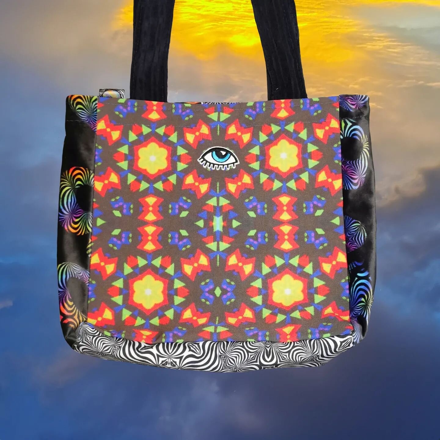 🎪 New bag just dropped on our website!! ✨

Which side is your fave? FRONT or BACK? ❤️

We absolutely love how this bag turned out. Soft velvet sides 😍 rainbow stitching on the handles 🌈 embroidered eye patch on the front 👁️ And a large inside poc