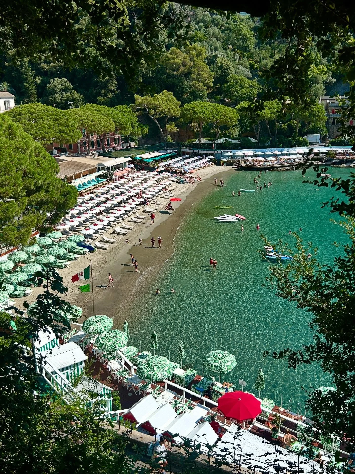 Dolce & Gabbana or Dior beach club? A couture cove between Santa Margherita for sun, SUP, spritzes and style - pure La Dolce Vita ๐๏ธ ๐๐พ 
There’s a trail between that you can get beautiful views above and not get run over by cars ๐
#Li